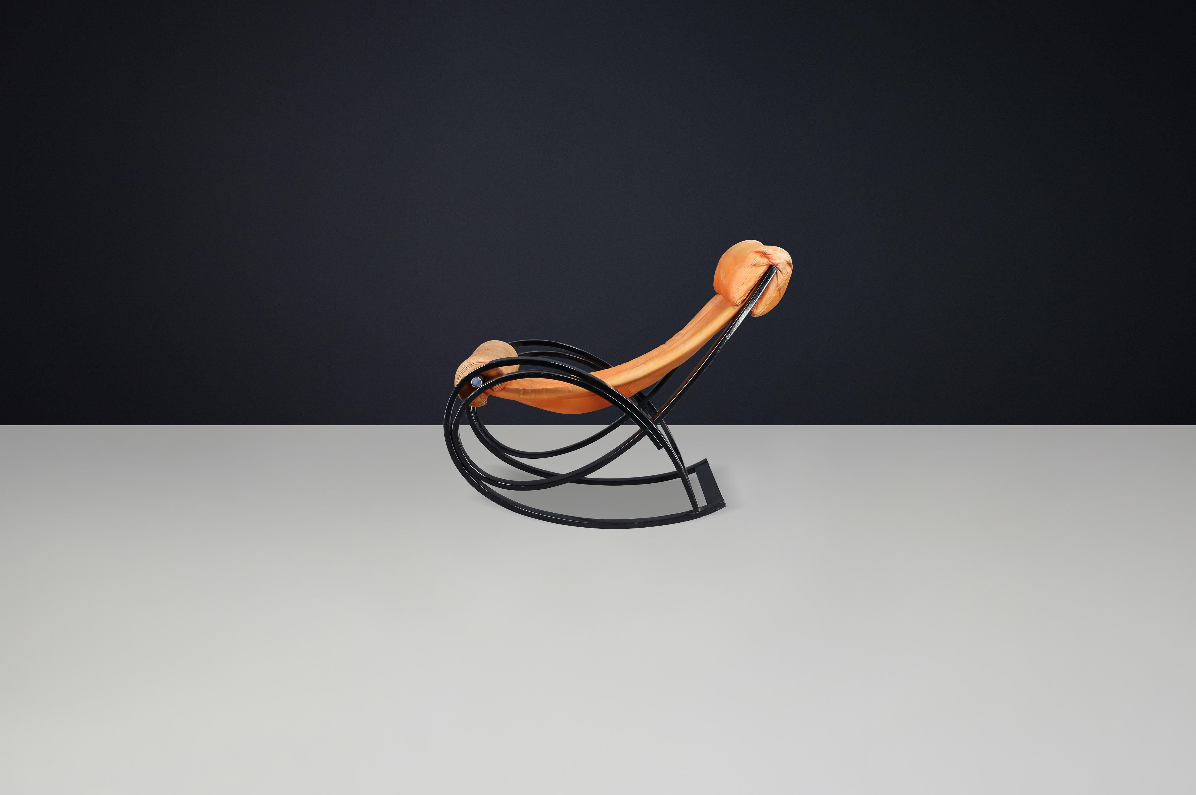 Silla mecedora Sgarsul de cuero coñac patinado, Gae Aulenti para Poltronova Cuero en venta