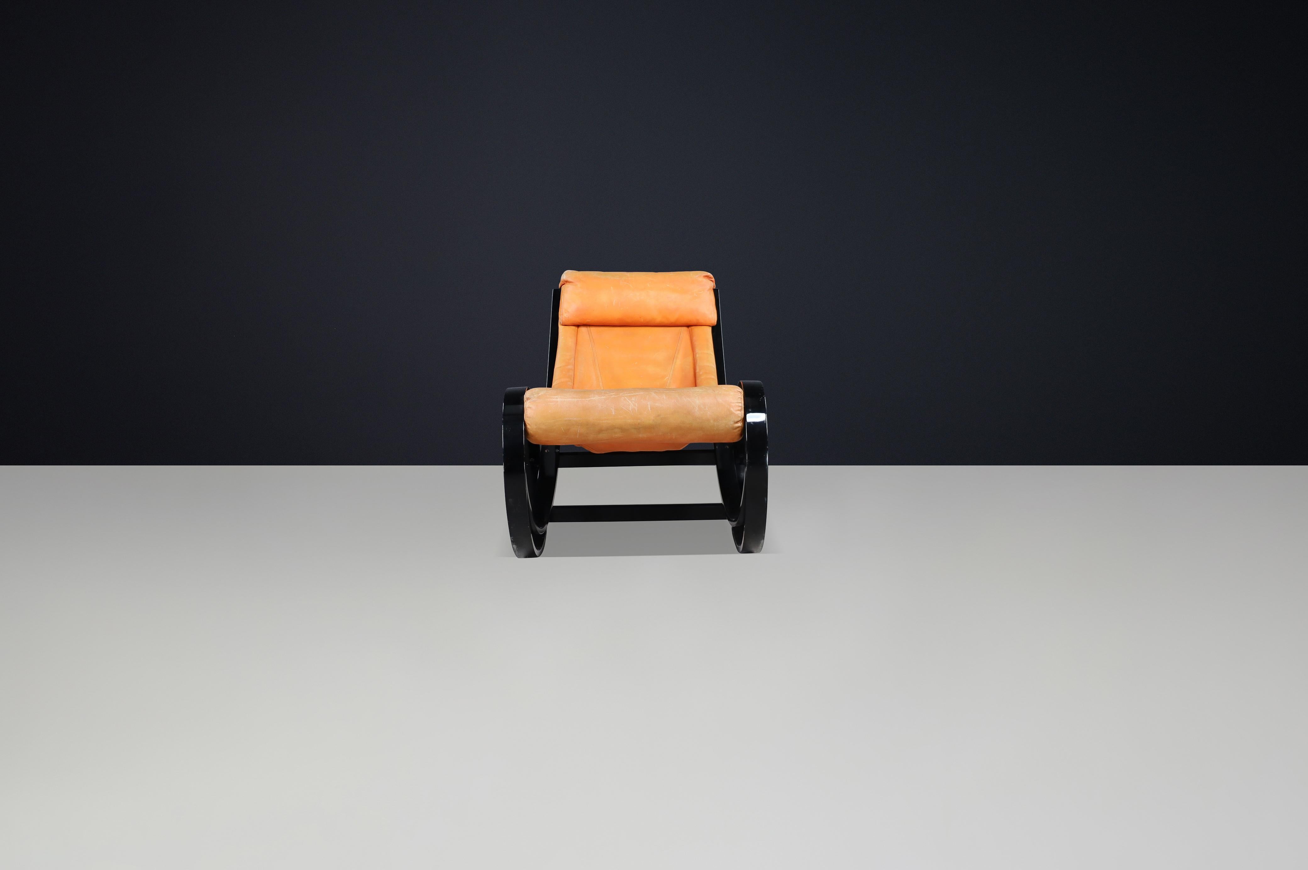 Silla mecedora Sgarsul de cuero coñac patinado, Gae Aulenti para Poltronova en venta 1
