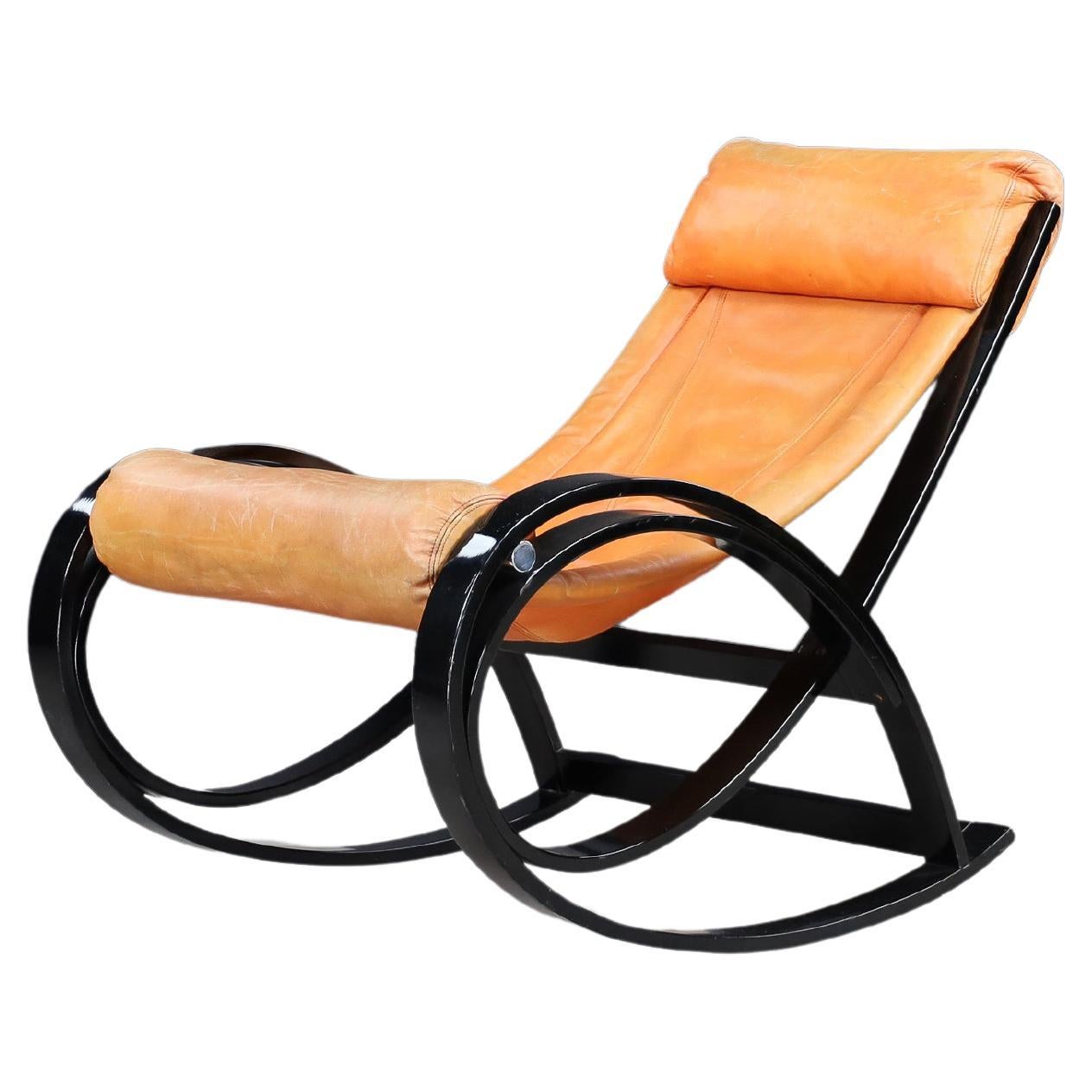 Silla mecedora Sgarsul de cuero coñac patinado, Gae Aulenti para Poltronova en venta