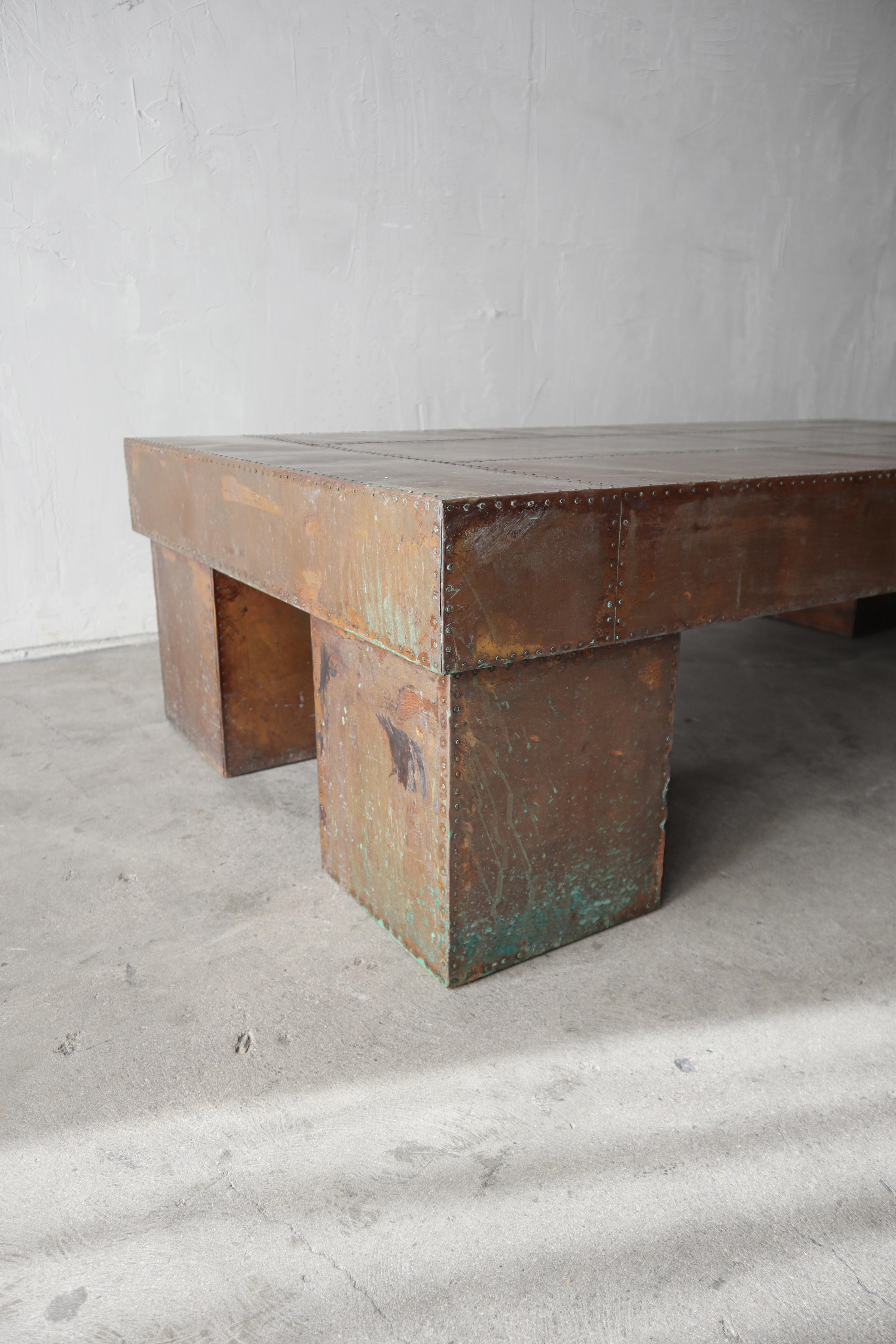 20ième siècle Table basse patchwork en cuivre patiné