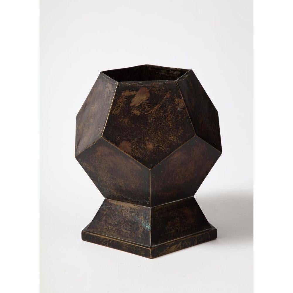 Pflanzgefäß/Schale/Vase aus patiniertem Kupfer in Form eines Polyhedrons  (Moderne) im Angebot