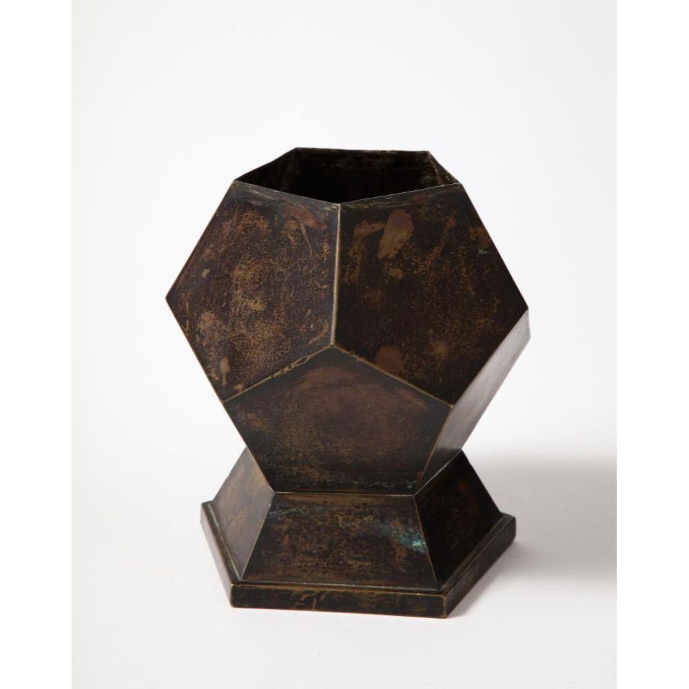 Pflanzgefäß/Schale/Vase aus patiniertem Kupfer in Form eines Polyhedrons  (Französisch) im Angebot