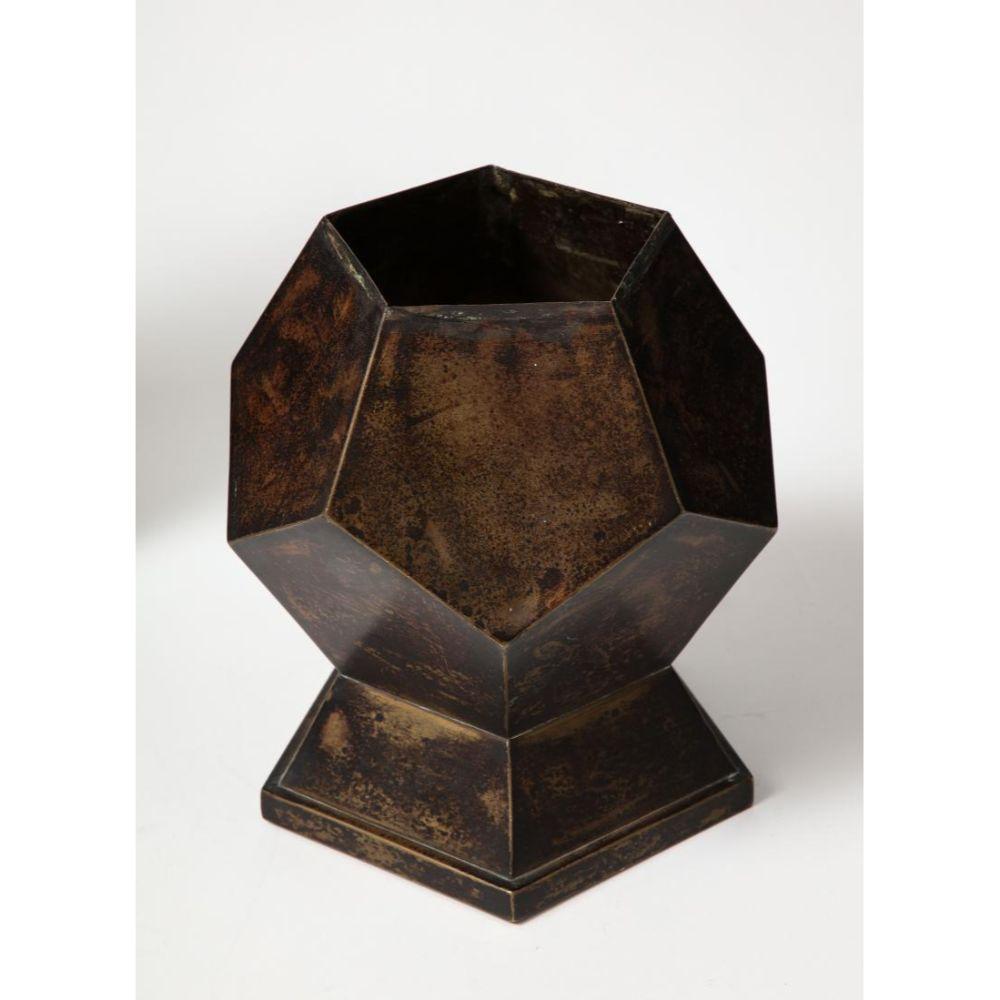 Pflanzgefäß/Schale/Vase aus patiniertem Kupfer in Form eines Polyhedrons  (Patiniert) im Angebot