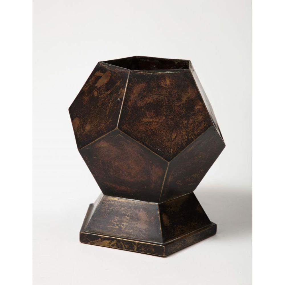 Pflanzgefäß/Schale/Vase aus patiniertem Kupfer in Form eines Polyhedrons  (20. Jahrhundert) im Angebot
