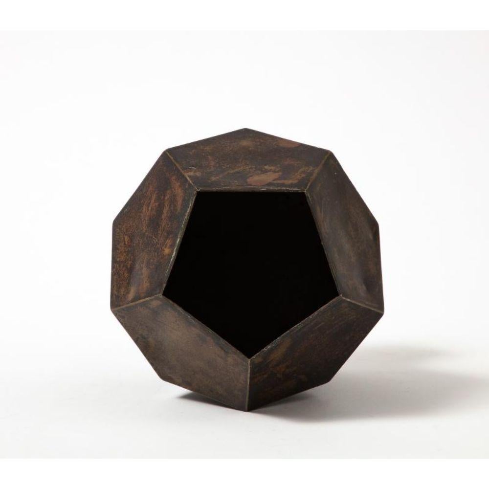 Pflanzgefäß/Schale/Vase aus patiniertem Kupfer in Form eines Polyhedrons  im Angebot 1