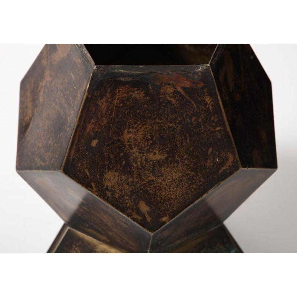 Pflanzgefäß/Schale/Vase aus patiniertem Kupfer in Form eines Polyhedrons  im Angebot 2