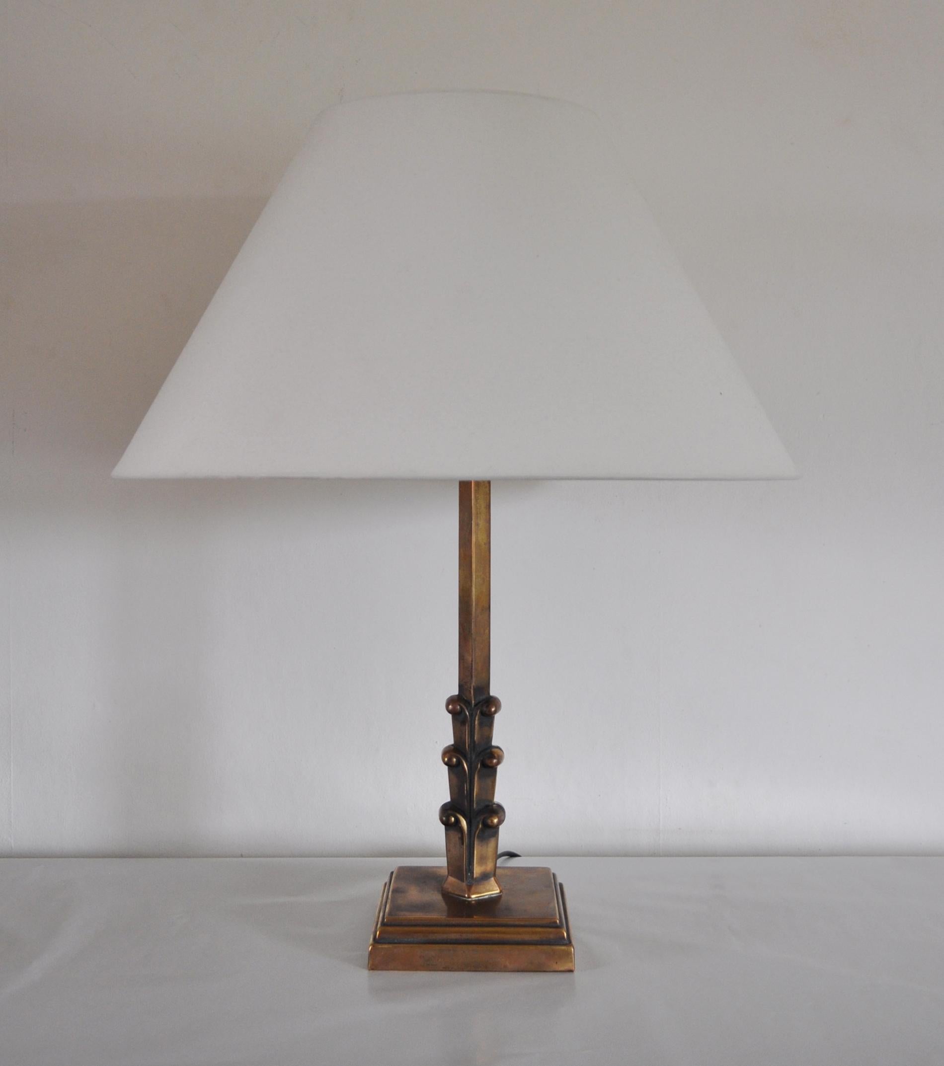 Art Deco table lamp, Scandinavia 1930s.
Fine vintage condition with a beautiful patination, signs of wear consistent with age and use. Because of the age of the lamp the brass contains a high percentage of copper which gives a reddish