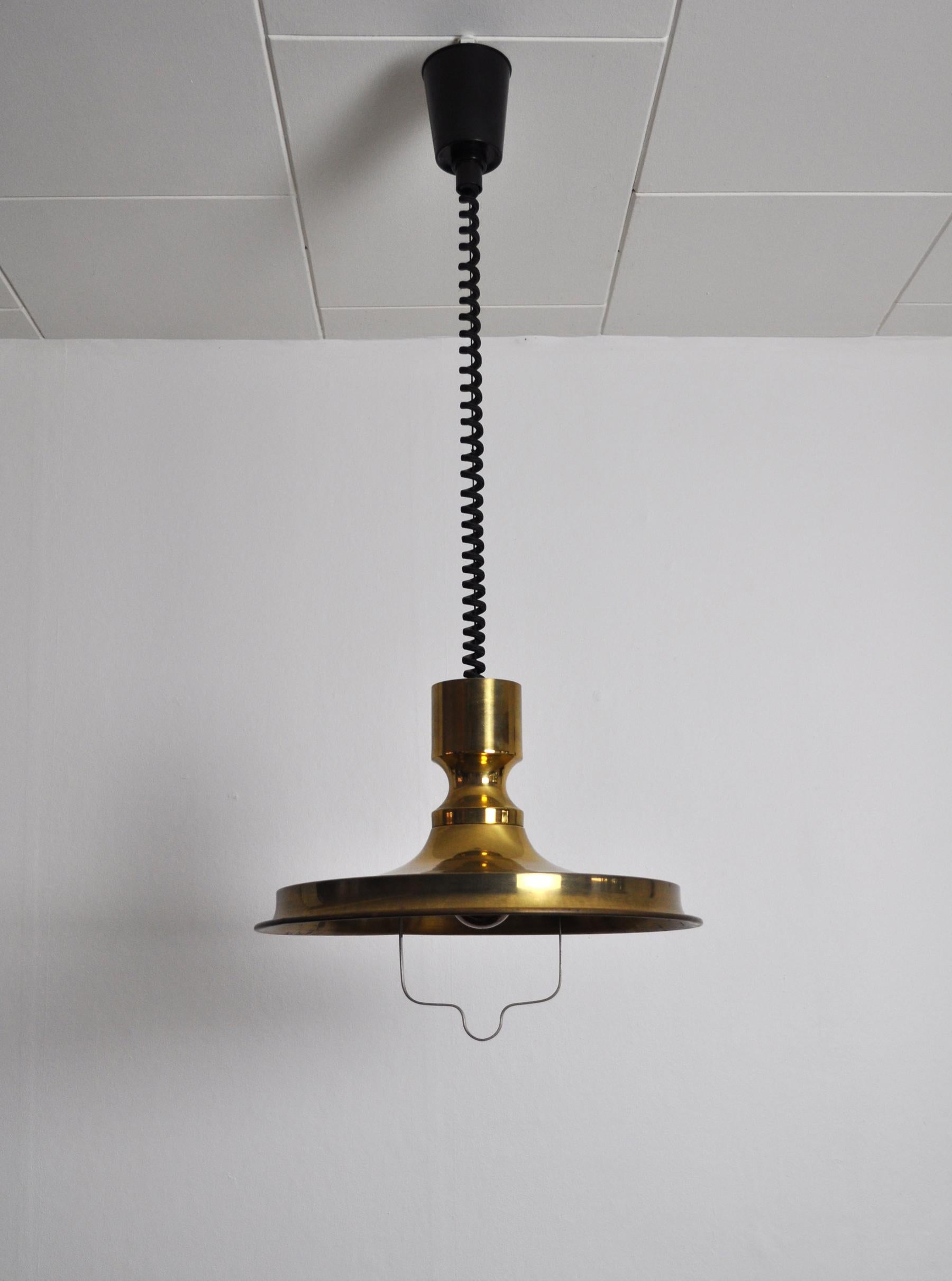 Solid Danish brass pendant designed in the 1970s. Unknown Danish manufacturer.
Adjustable height and original canopy. 
Patinated condition with signs of wear. 

Dimensions: 
Diameter 39.5 cm 
Height of pendant 31 cm 
Height adjustable