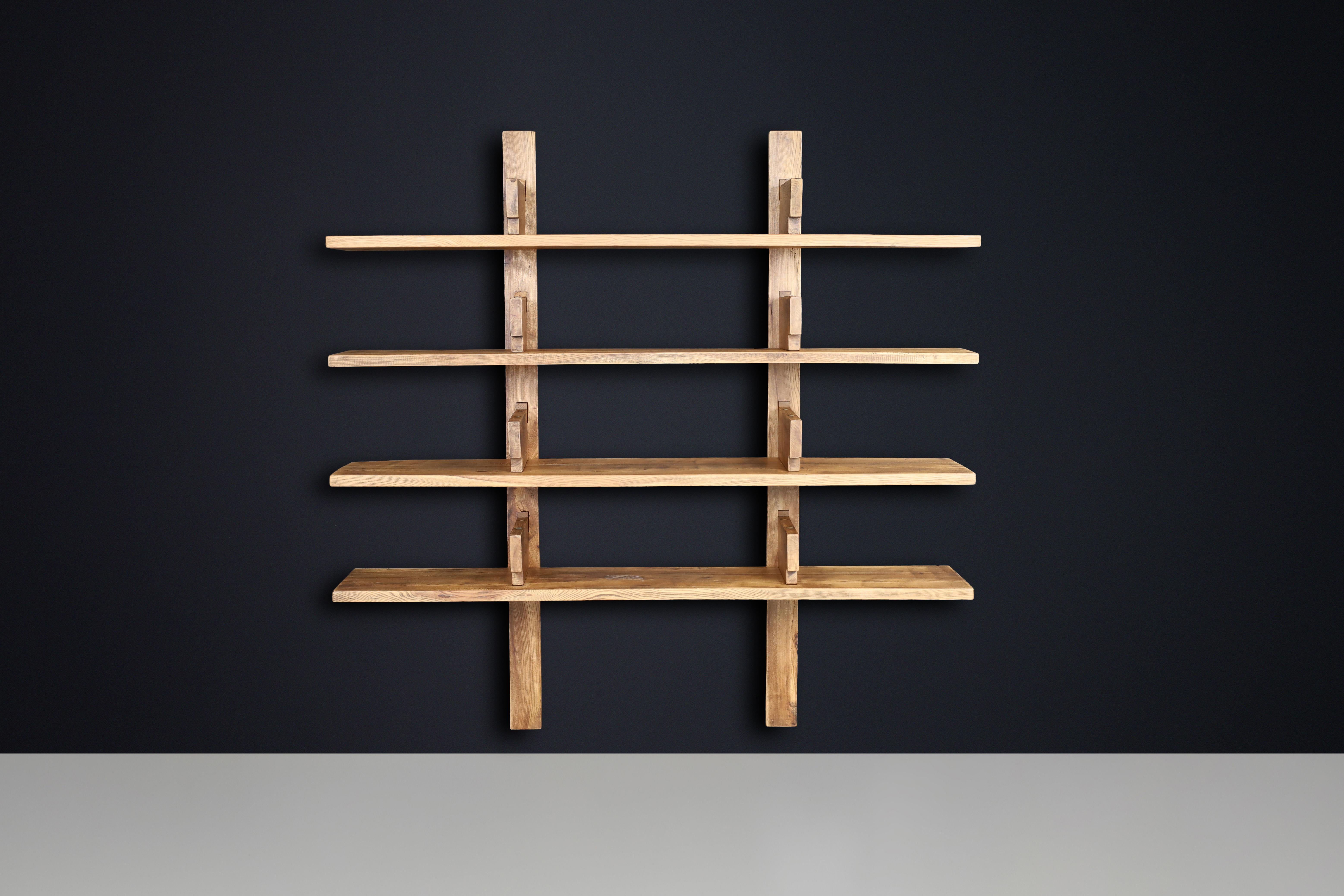 Patinated Elm Bookshelf in the Style of Pierre Chapo, France 1970s In Good Condition For Sale In Almelo, NL