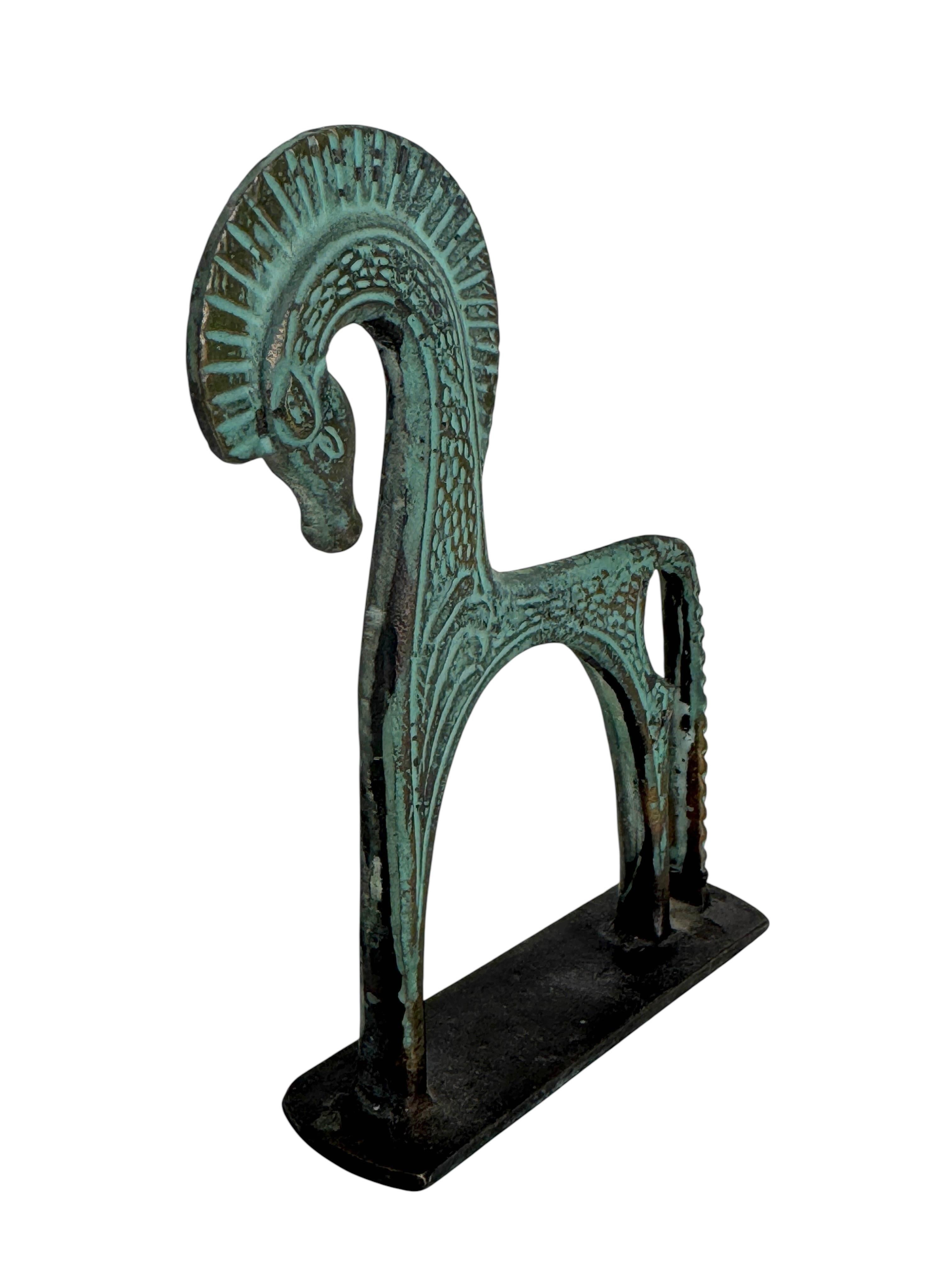 Ce cheval étrusque vintage est une réplique de musée italien en bronze réalisée dans les années 1970-1980. Il s'agit d'une reproduction d'un style italien classique, qui met en valeur l'importance historique et culturelle de l'art étrusque.