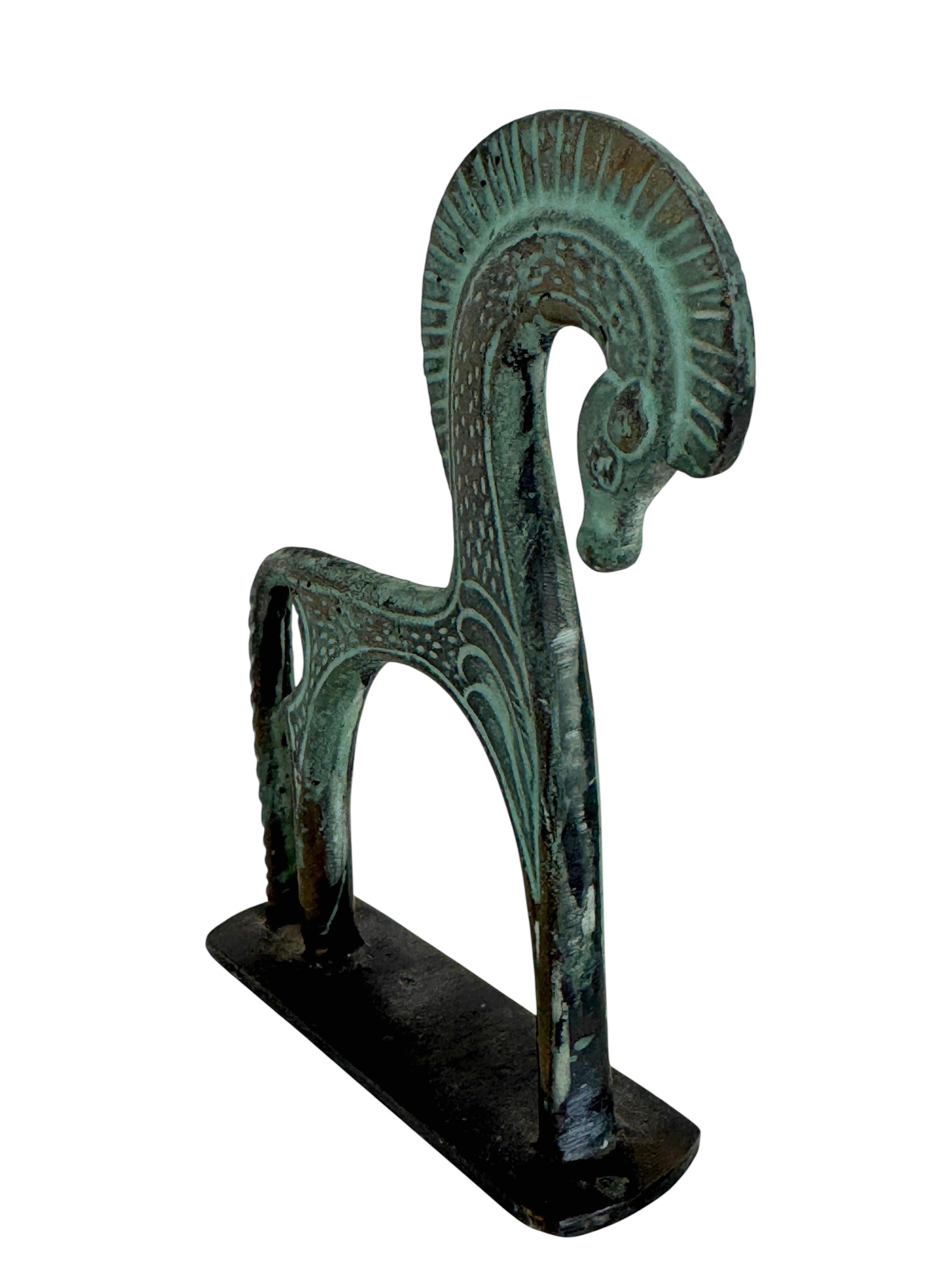 Mid-Century Modern Sculpture étrusque patinée représentant un cheval, style Weinberg, années 1970 en vente