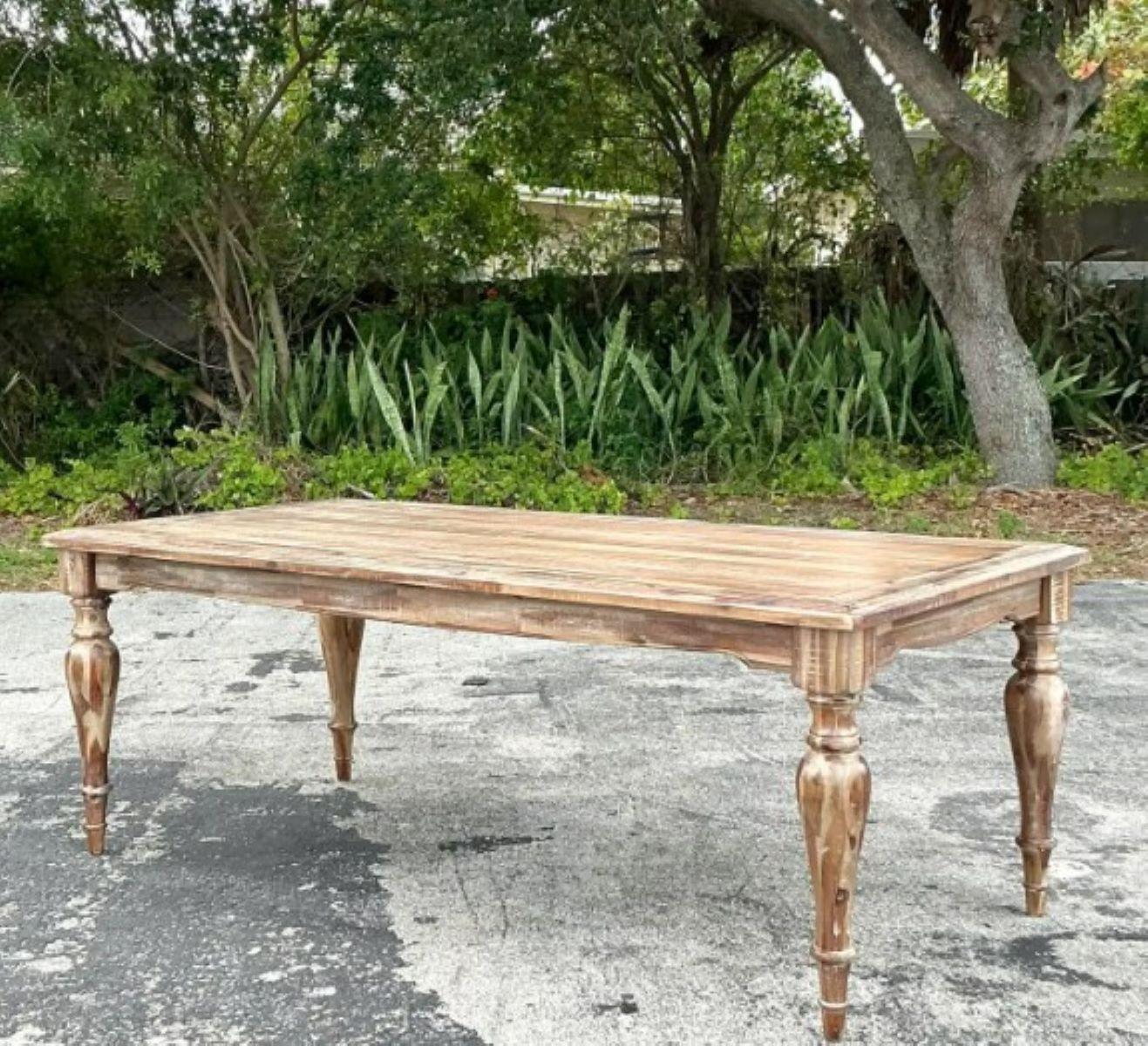 Le charme rustique rencontre le design intemporel dans cette table de ferme boho vintage, fabriquée de main de maître avec du bois magnifiquement vieilli et des détails patinés. Sa longueur substantielle de 84 pouces offre une grande surface pour