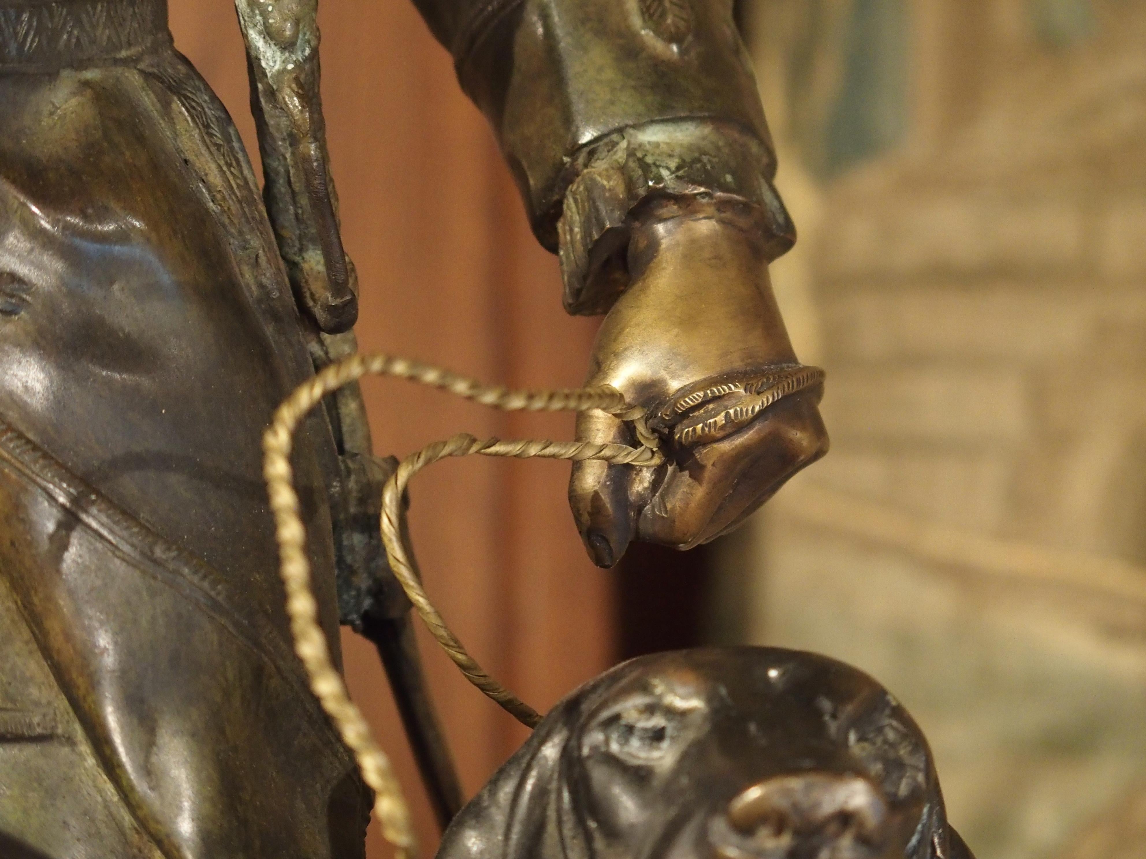 Statue française en bronze patiné représentant un chasseur et des chiens de chasse sur un piédestal en marbre 6