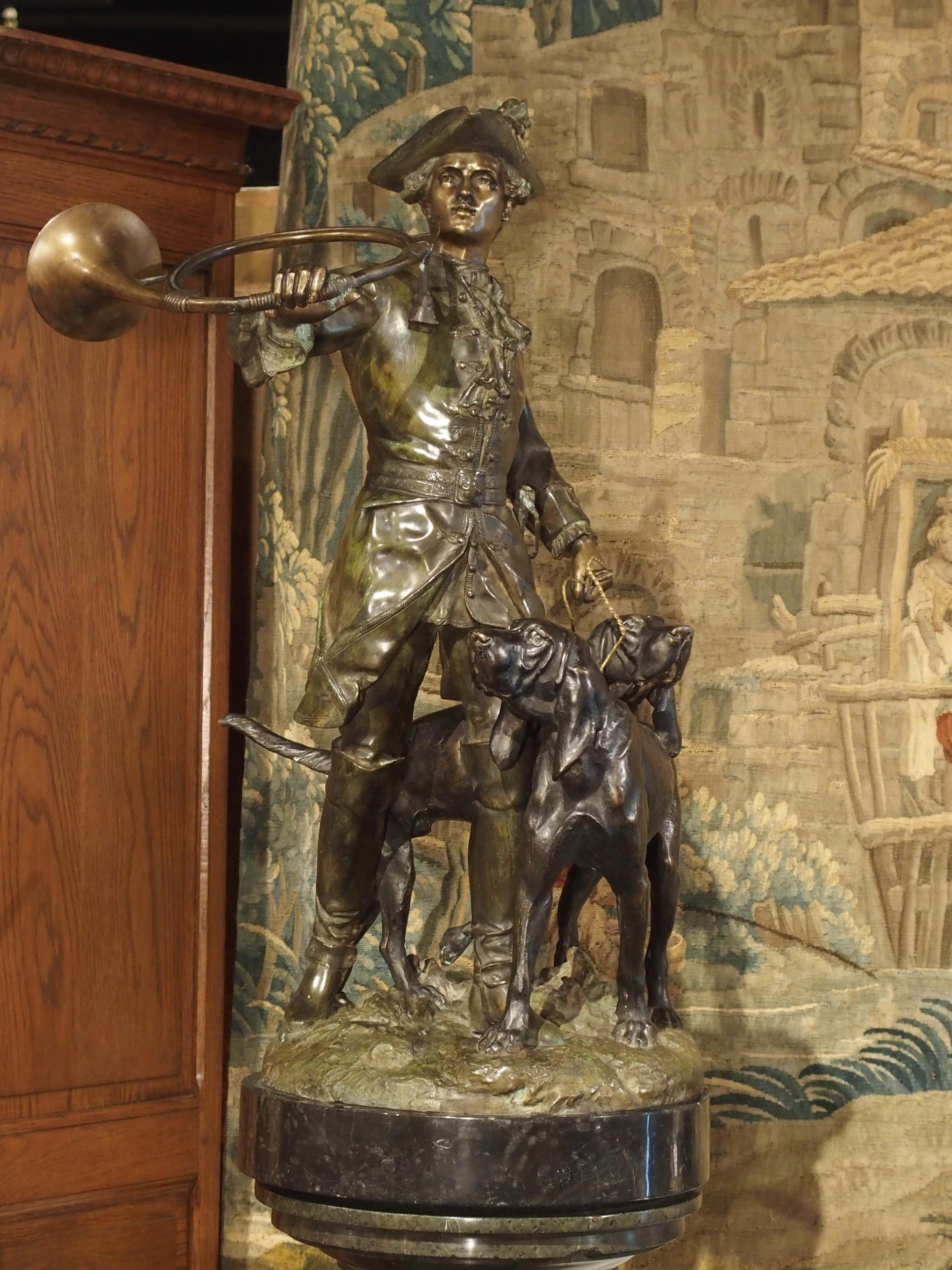 Statue française en bronze patiné représentant un chasseur et des chiens de chasse sur un piédestal en marbre 8