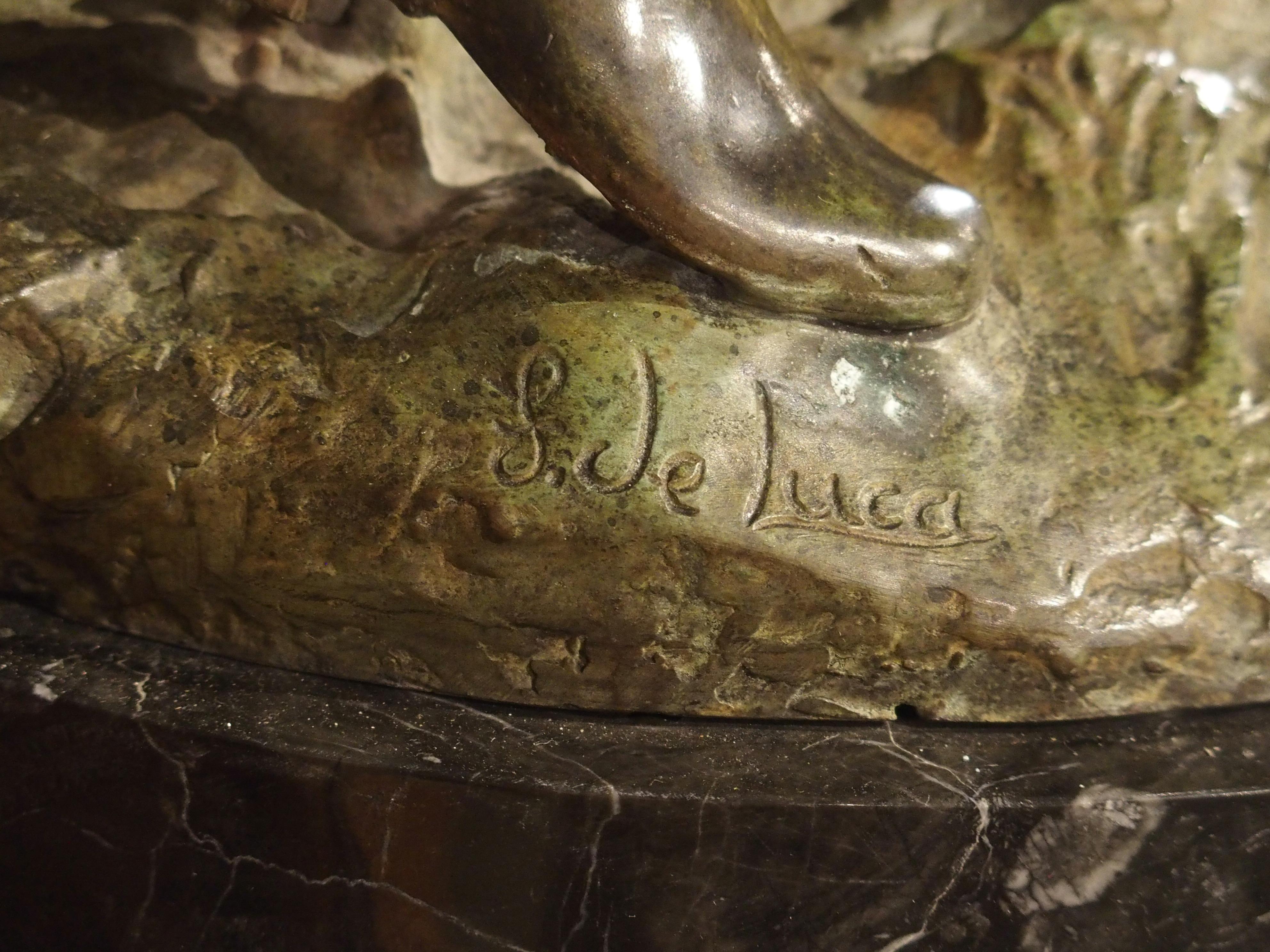Statue française en bronze patiné représentant un chasseur et des chiens de chasse sur un piédestal en marbre 10