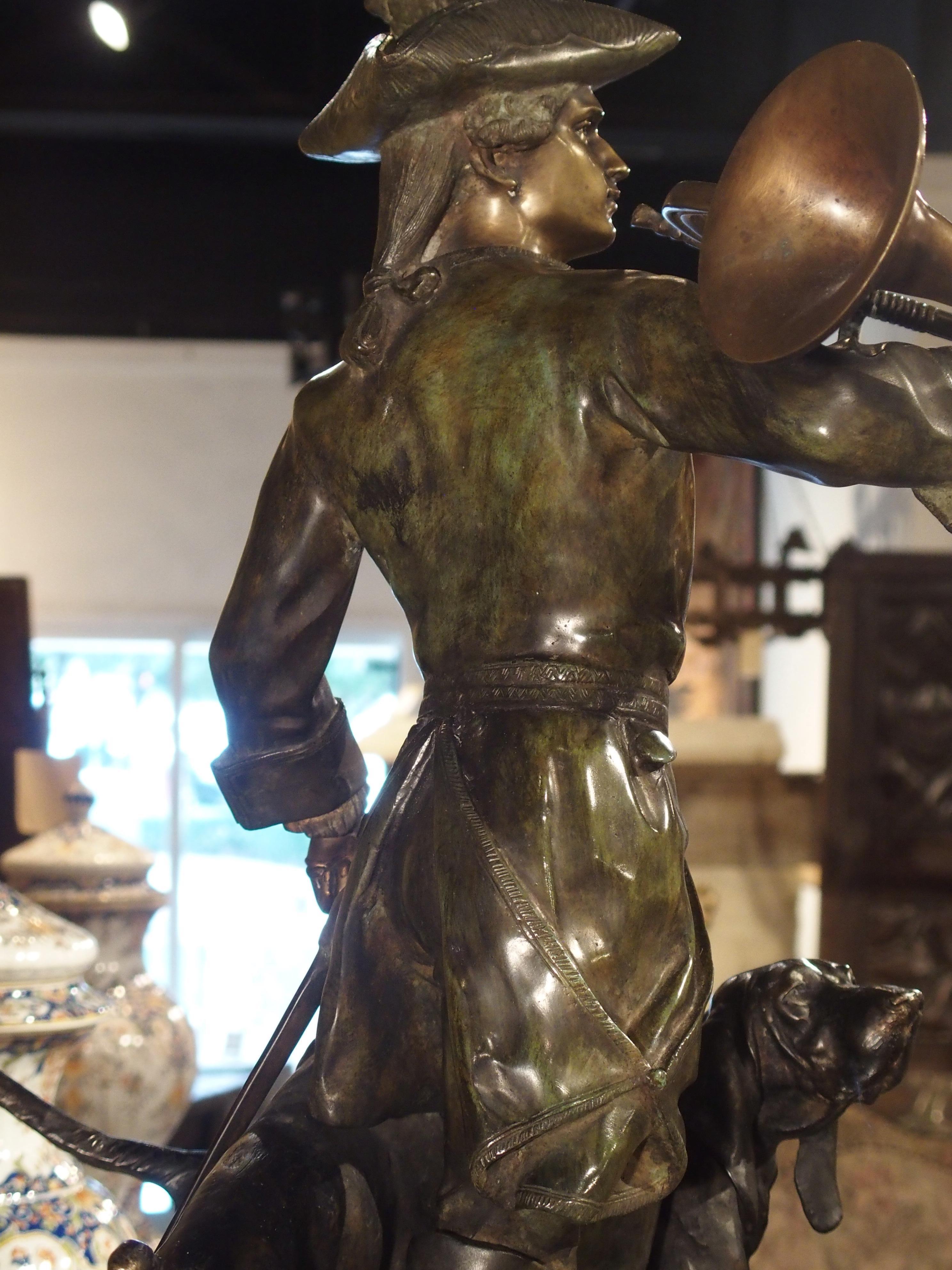 Statue française en bronze patiné représentant un chasseur et des chiens de chasse sur un piédestal en marbre 11