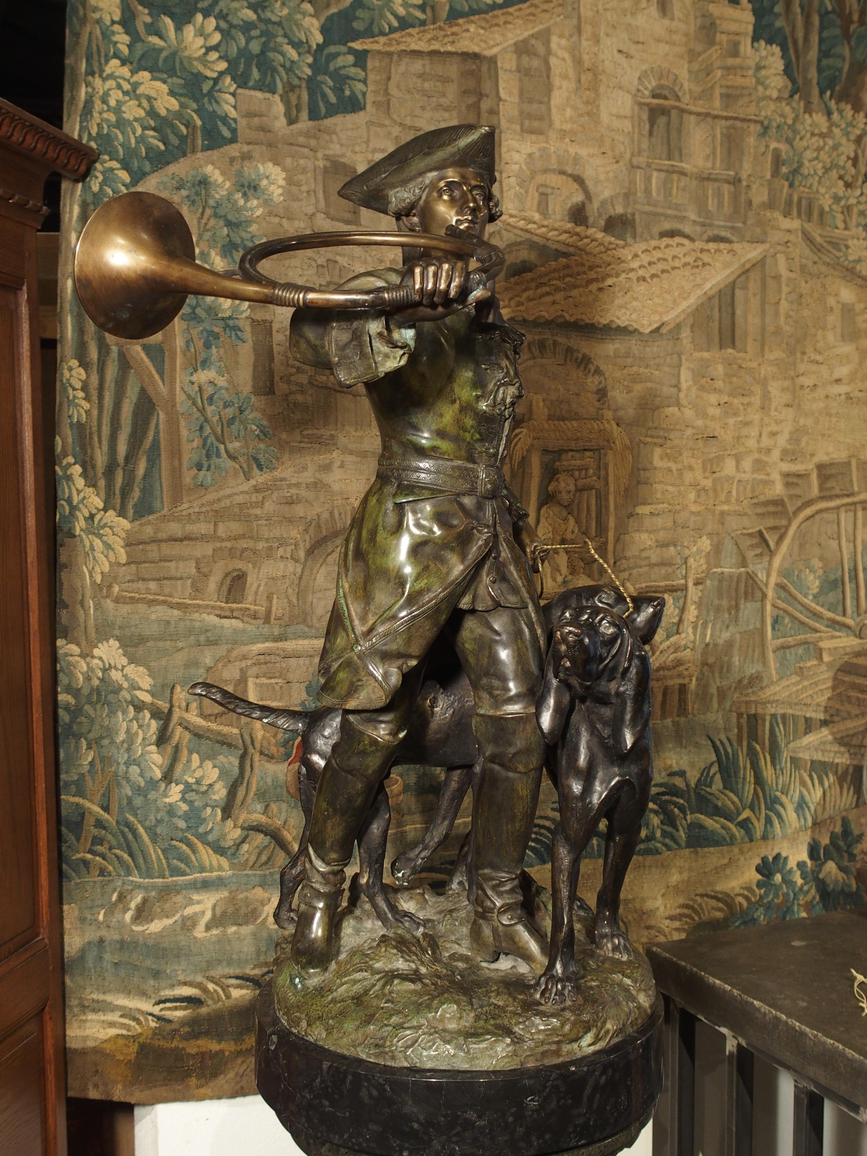 Statue française en bronze patiné représentant un chasseur et des chiens de chasse sur un piédestal en marbre 12
