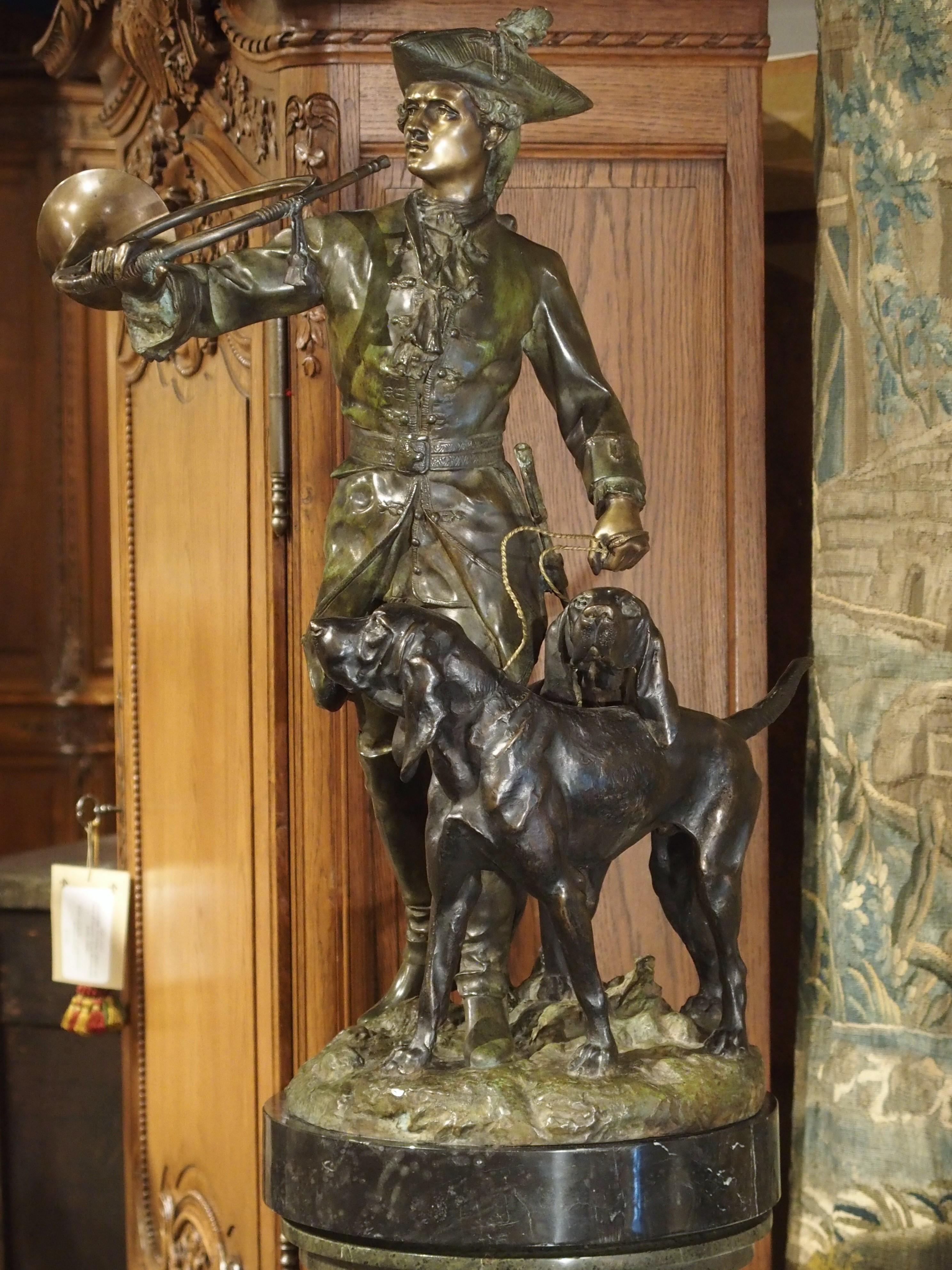 Statue française en bronze patiné représentant un chasseur et des chiens de chasse sur un piédestal en marbre 13