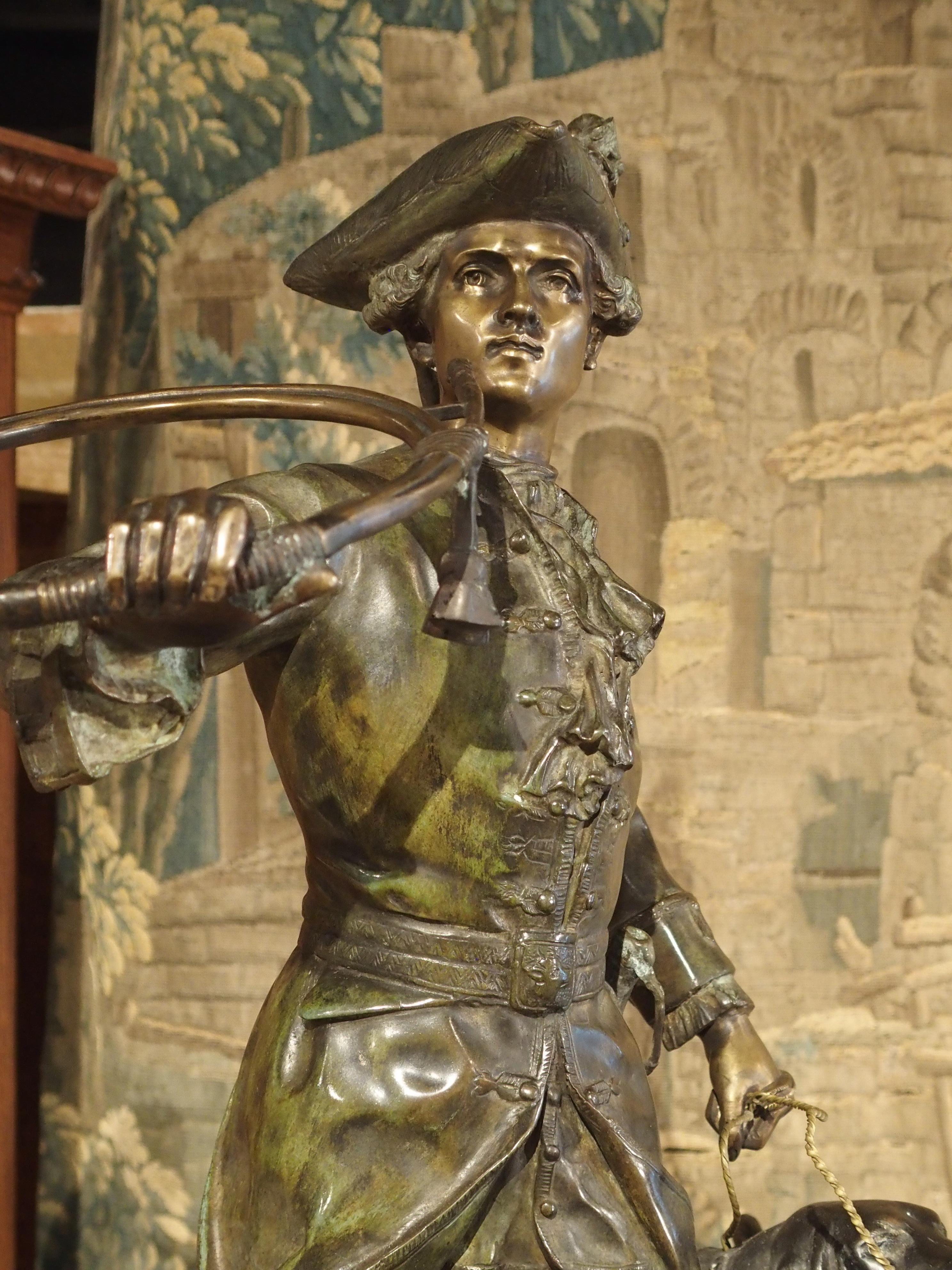 Statue française en bronze patiné représentant un chasseur et des chiens de chasse sur un piédestal en marbre 2