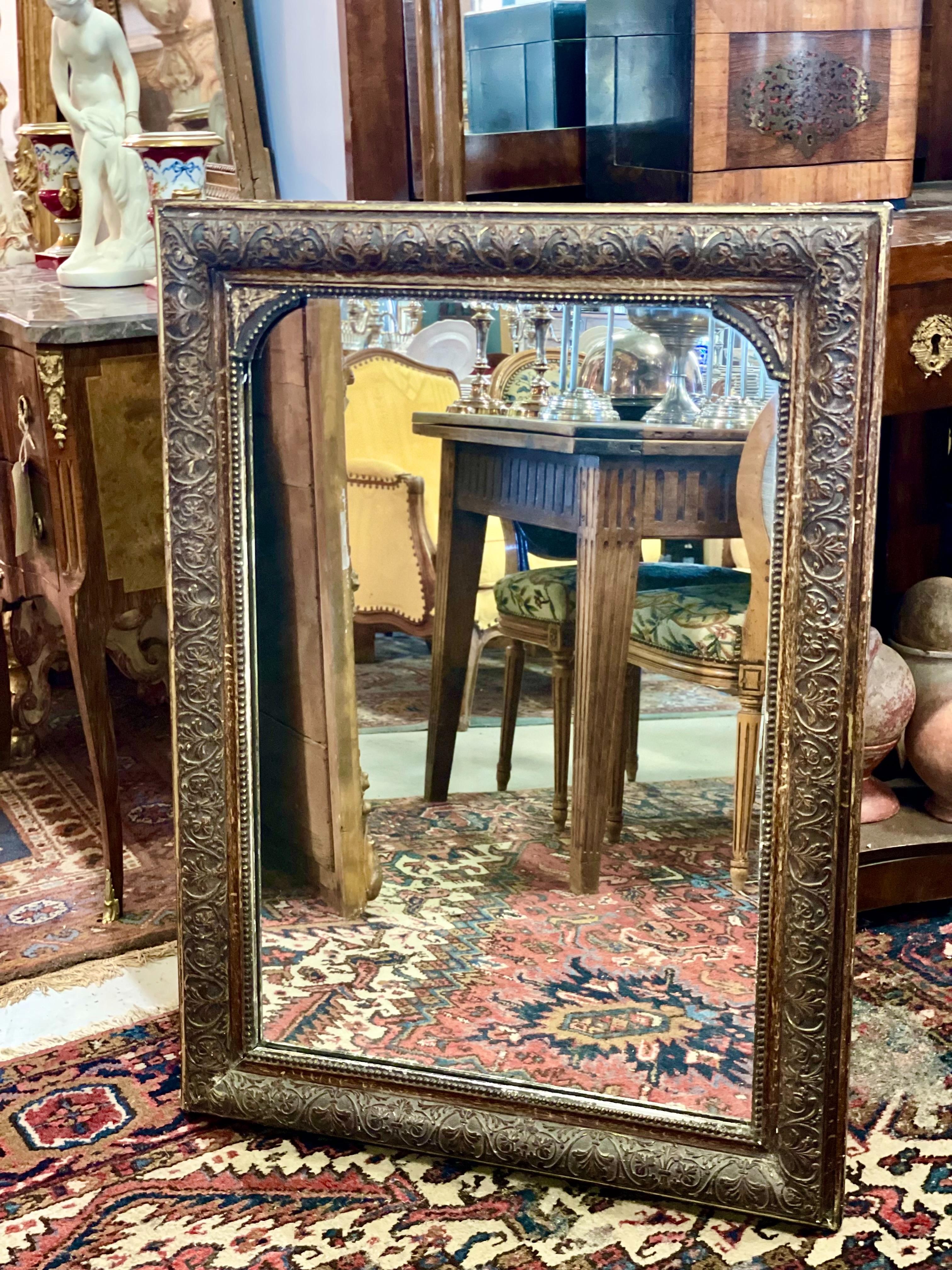 Miroir en bois doré patiné avec cadre sculpté orné, 19e siècle en vente 6