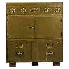Armoire industrielle en métal patiné