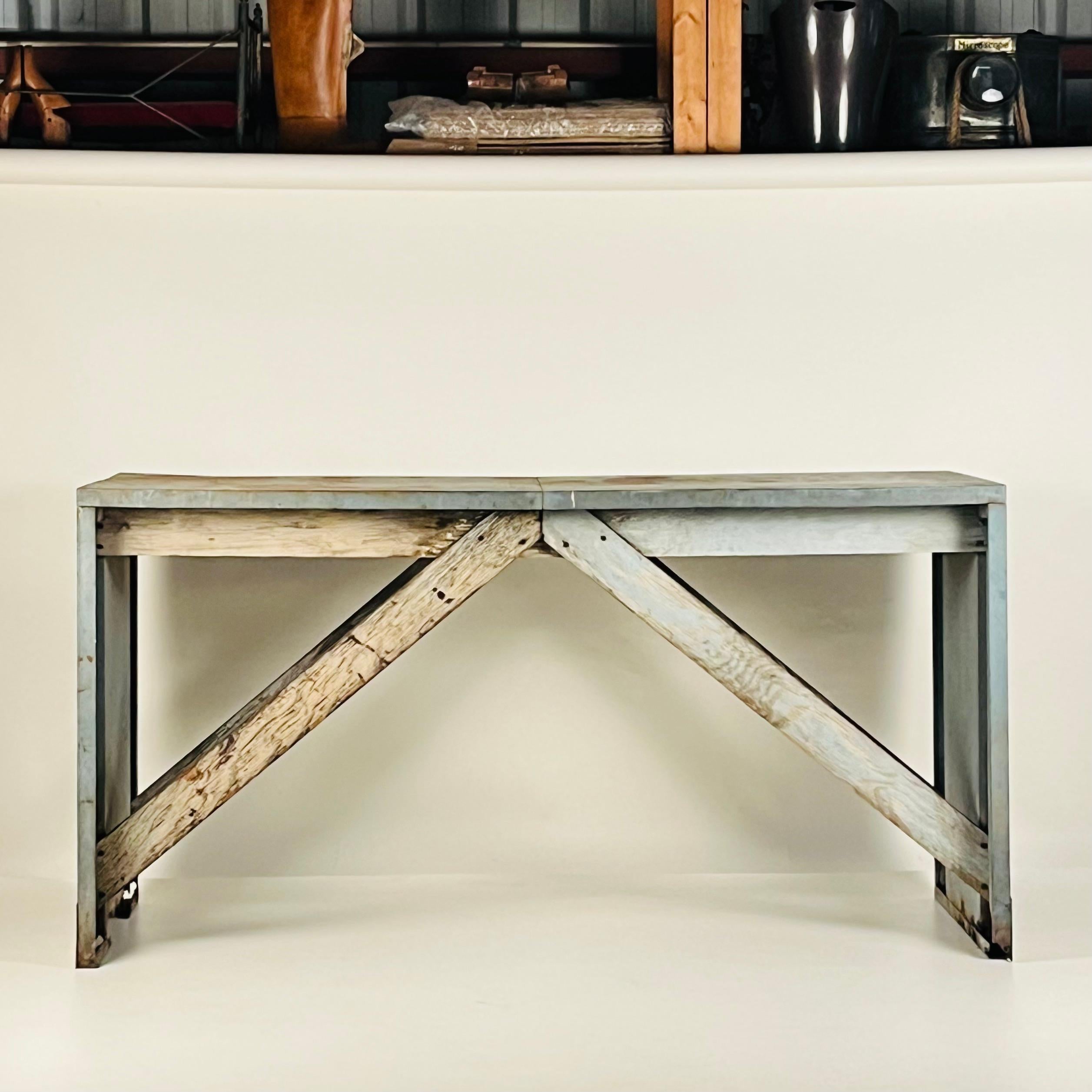 Questo pezzo è un'ottima console da ingresso, una credenza o un tavolo da lavoro. La patina e l'aspetto industriale creano un contrasto sorprendente con i pezzi moderni. 
