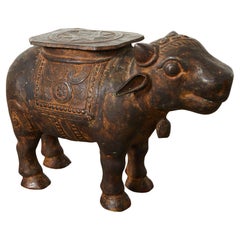 Hindu Nandi-Getränketisch aus patiniertem Eisen mit Kuh und Stier