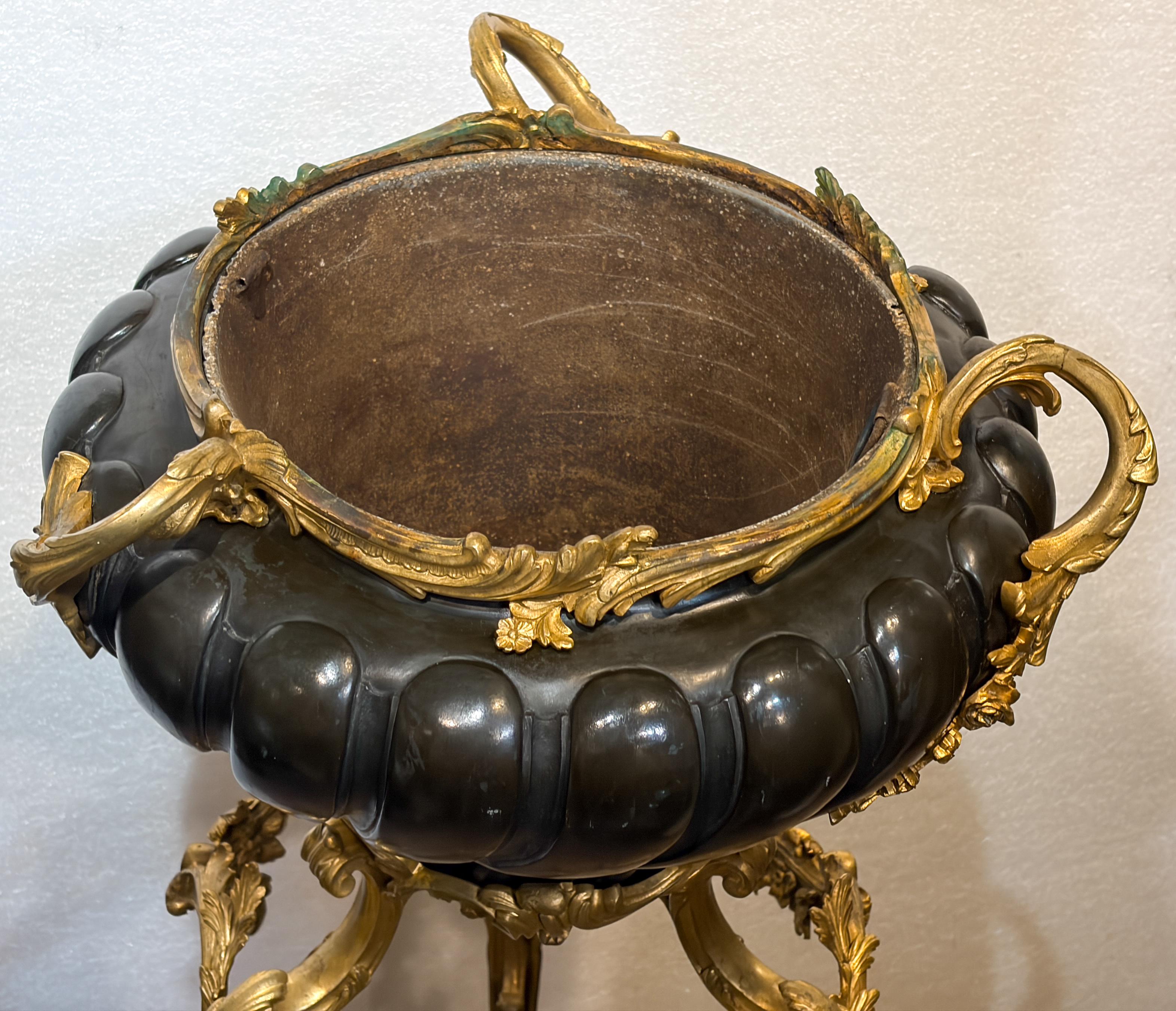 Luigi XV Patinated Jardiniere on Gilt Bronze Foliate Stand in vendita