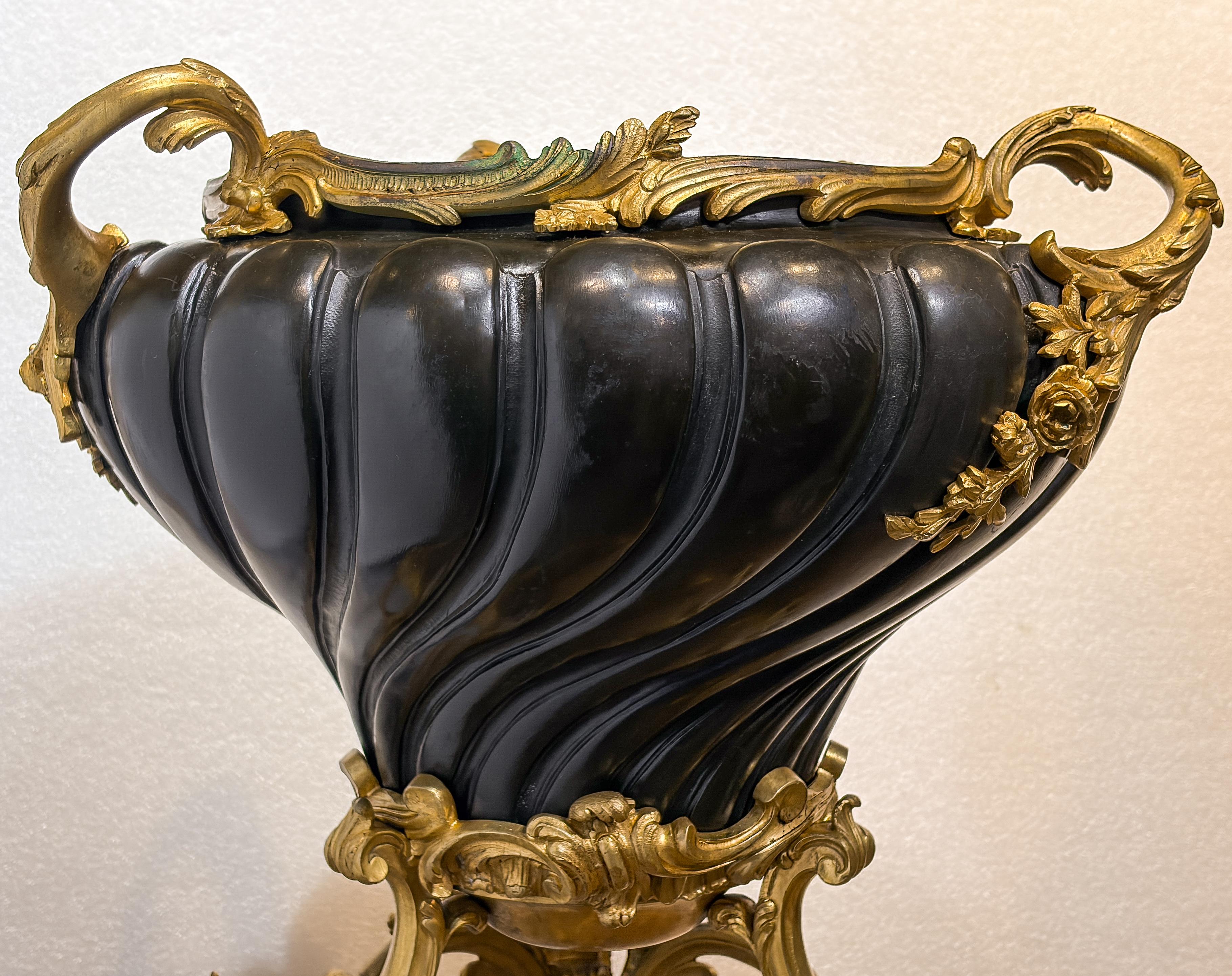 Patinated Jardiniere on Gilt Bronze Foliate Stand In condizioni buone in vendita a New York, NY