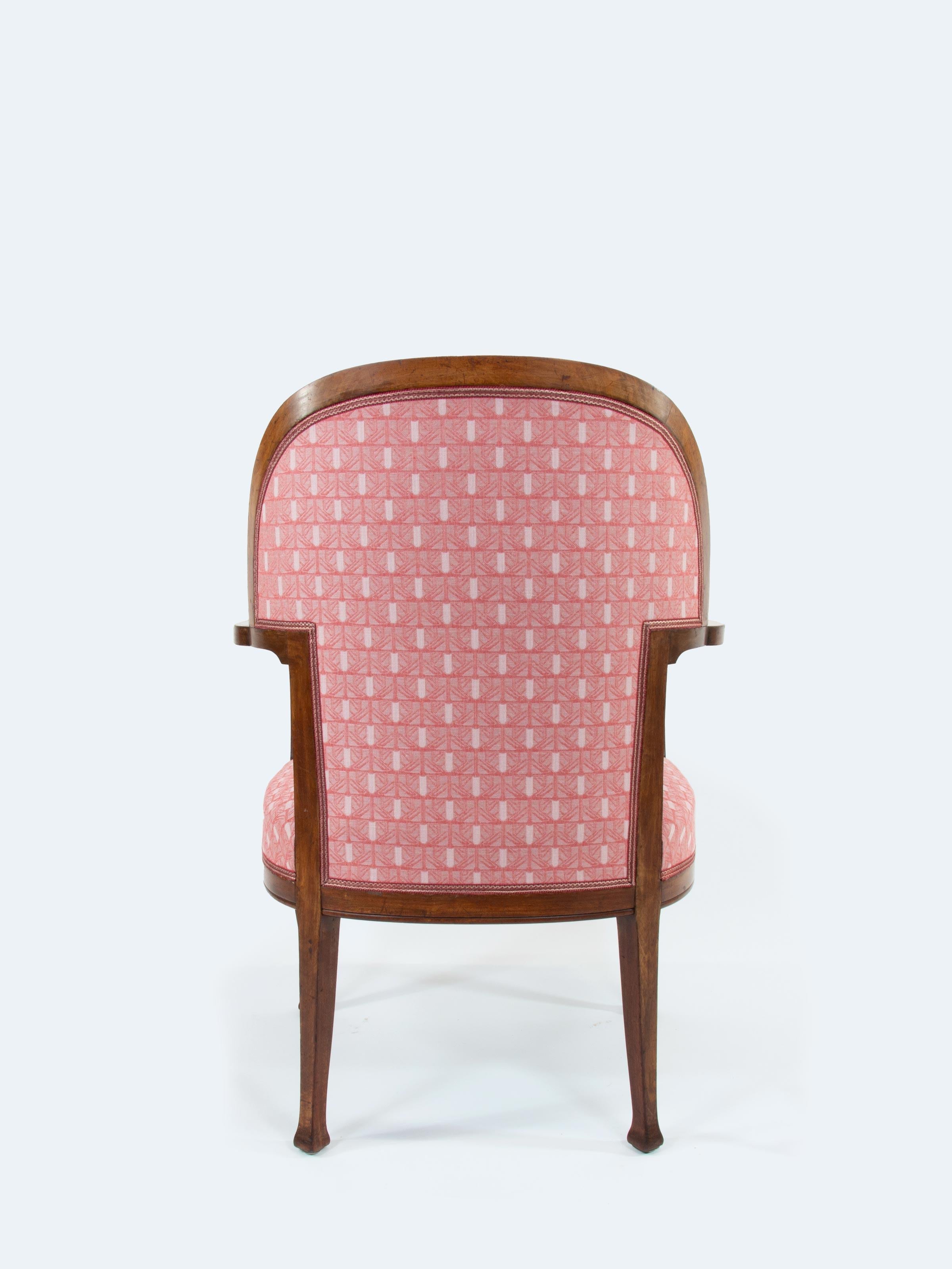 Ce fauteuil exquis de Henry van de Velde est une véritable incarnation de l'Art nouveau, mettant en valeur l'élégance et le savoir-faire qui définissent ce mouvement. Fabriqué en acajou massif et recouvert d'une laque transparente, le cadre du