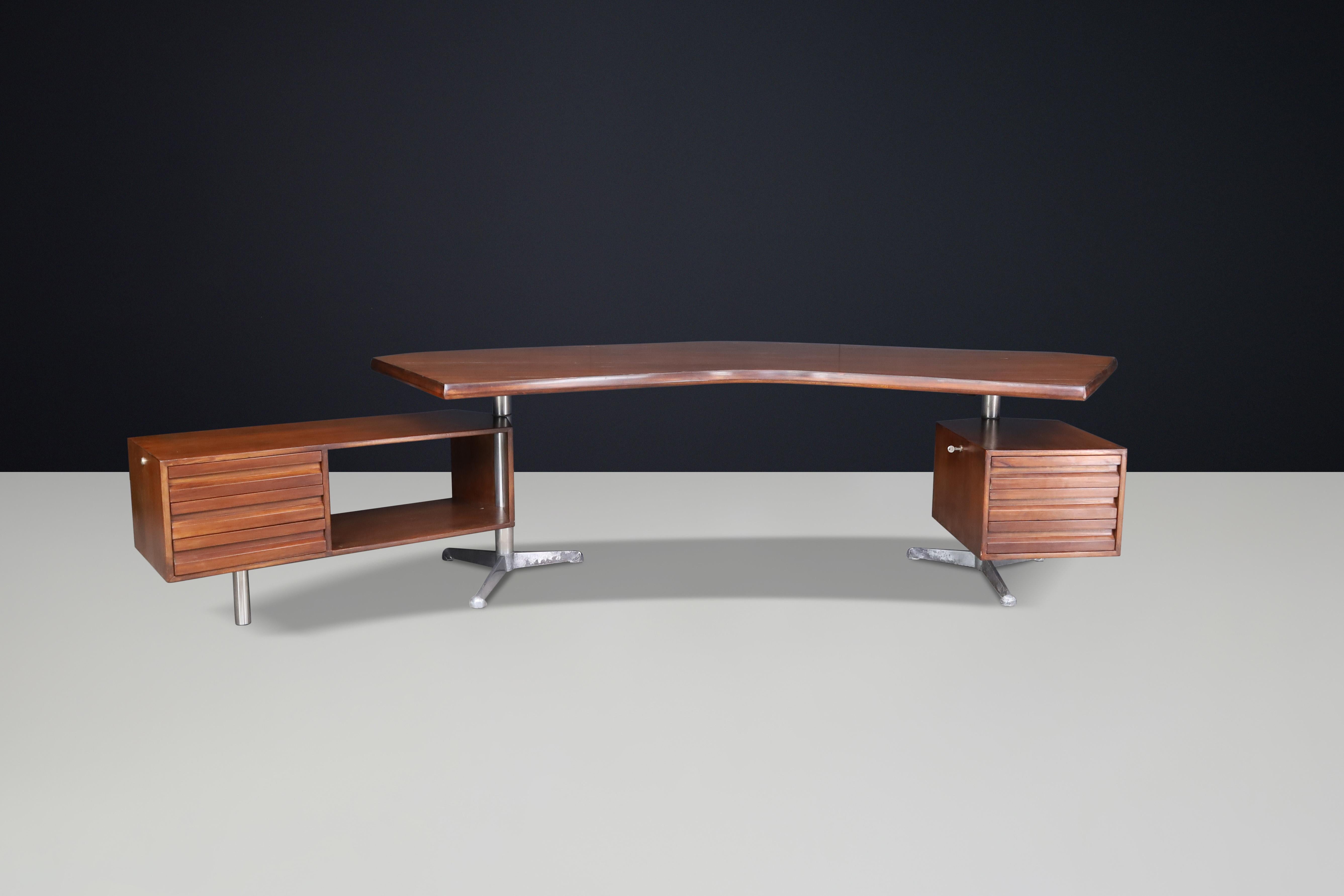 Grande scrivania direzionale patinata disegnata da Osvaldo Borsani e prodotta da Tecno Milano in Italia, circa 1950.

Questa accattivante scrivania presenta un design unico con un cassetto integrato regolabile, che la rende un pezzo versatile e di