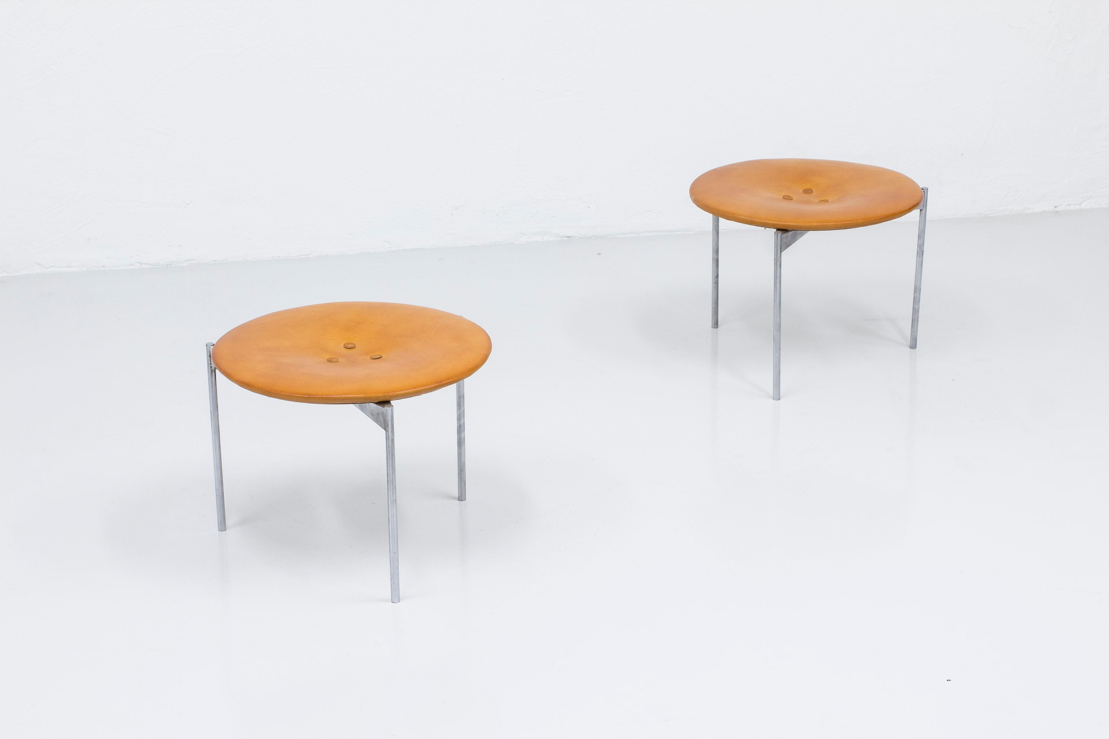 Patinated leather and Steel Stools by Uno & Östen Kristiansson, Sweden, 1960s For Sale 1