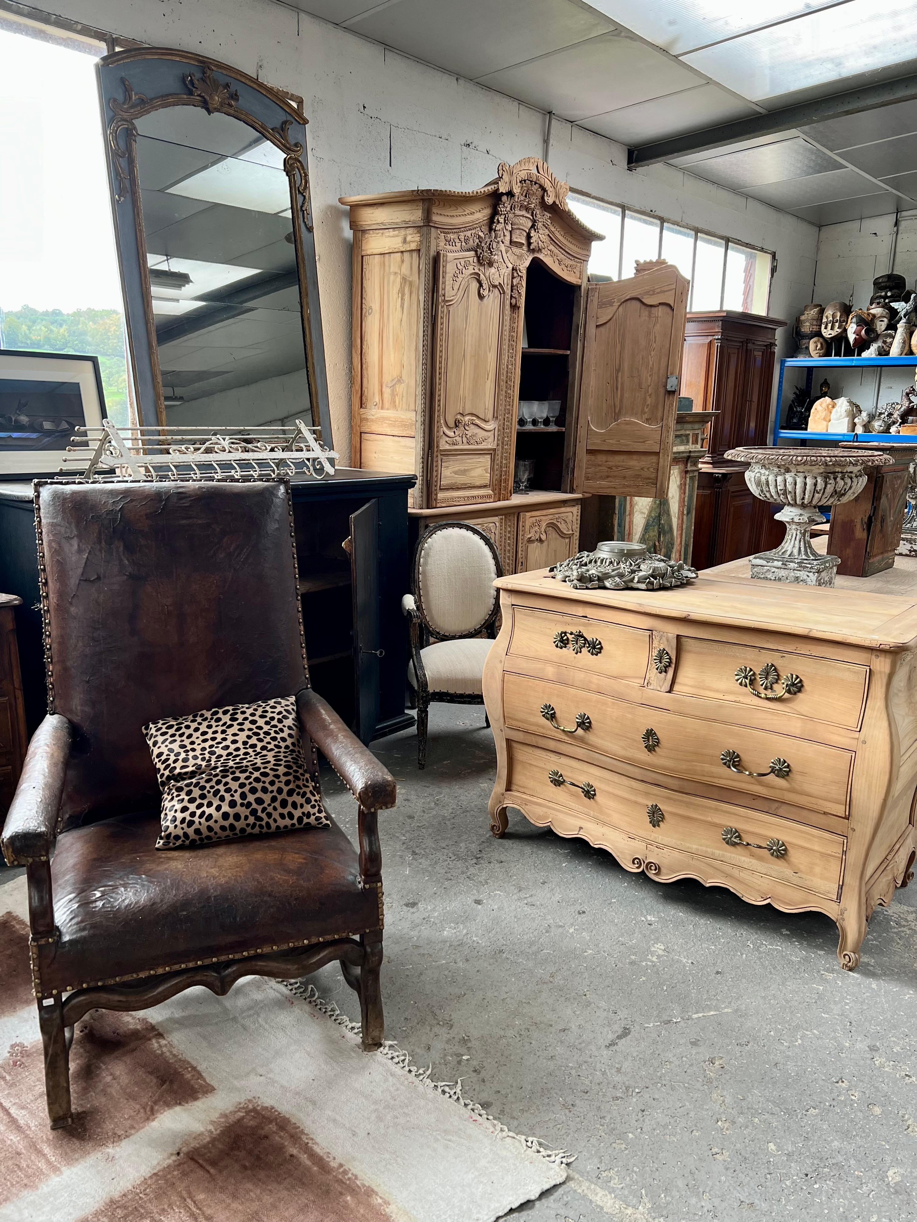 Fauteuil en cuir patiné de style Louis XIII en vente 3