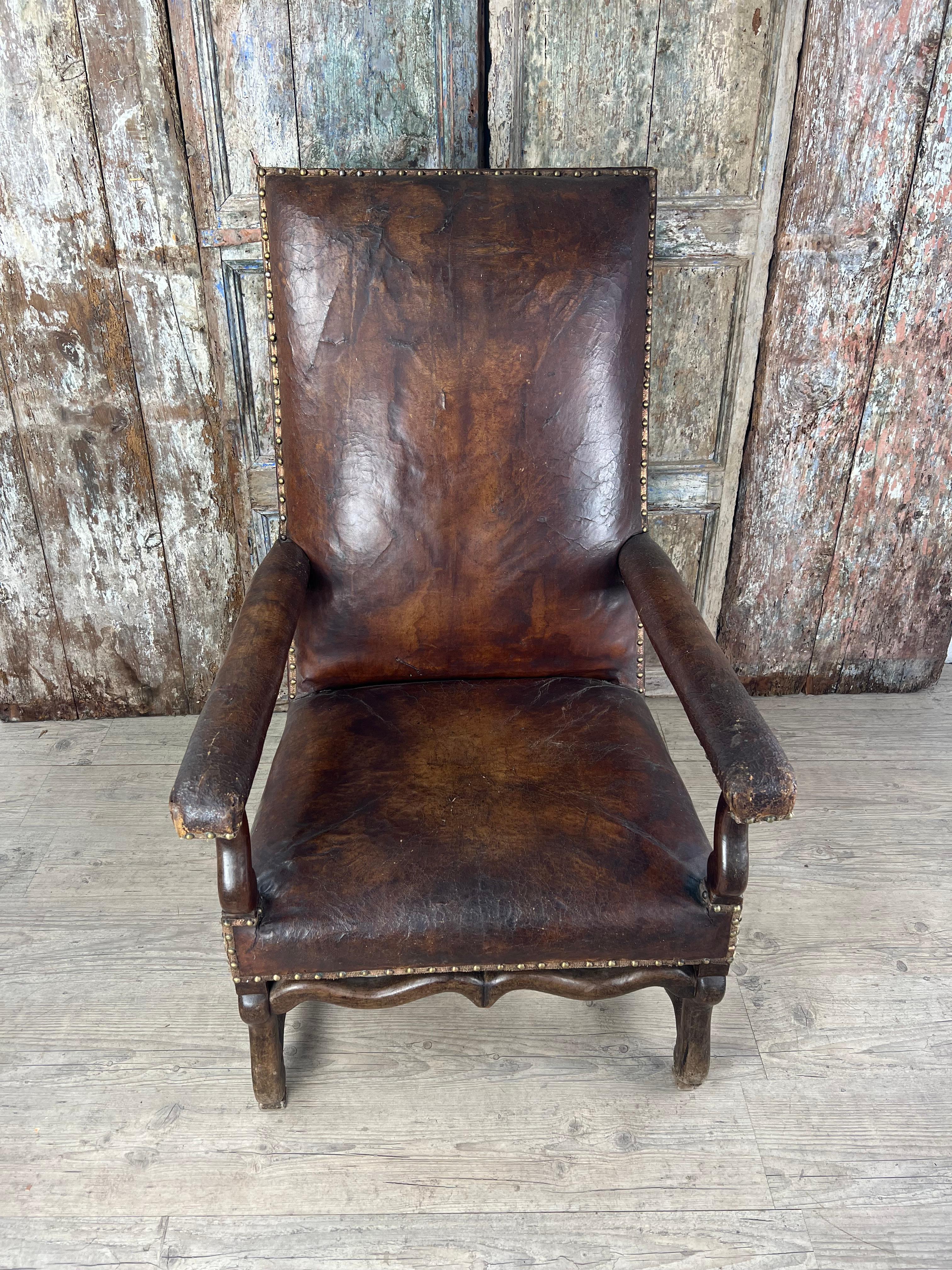 italien Fauteuil en cuir patiné de style Louis XIII en vente