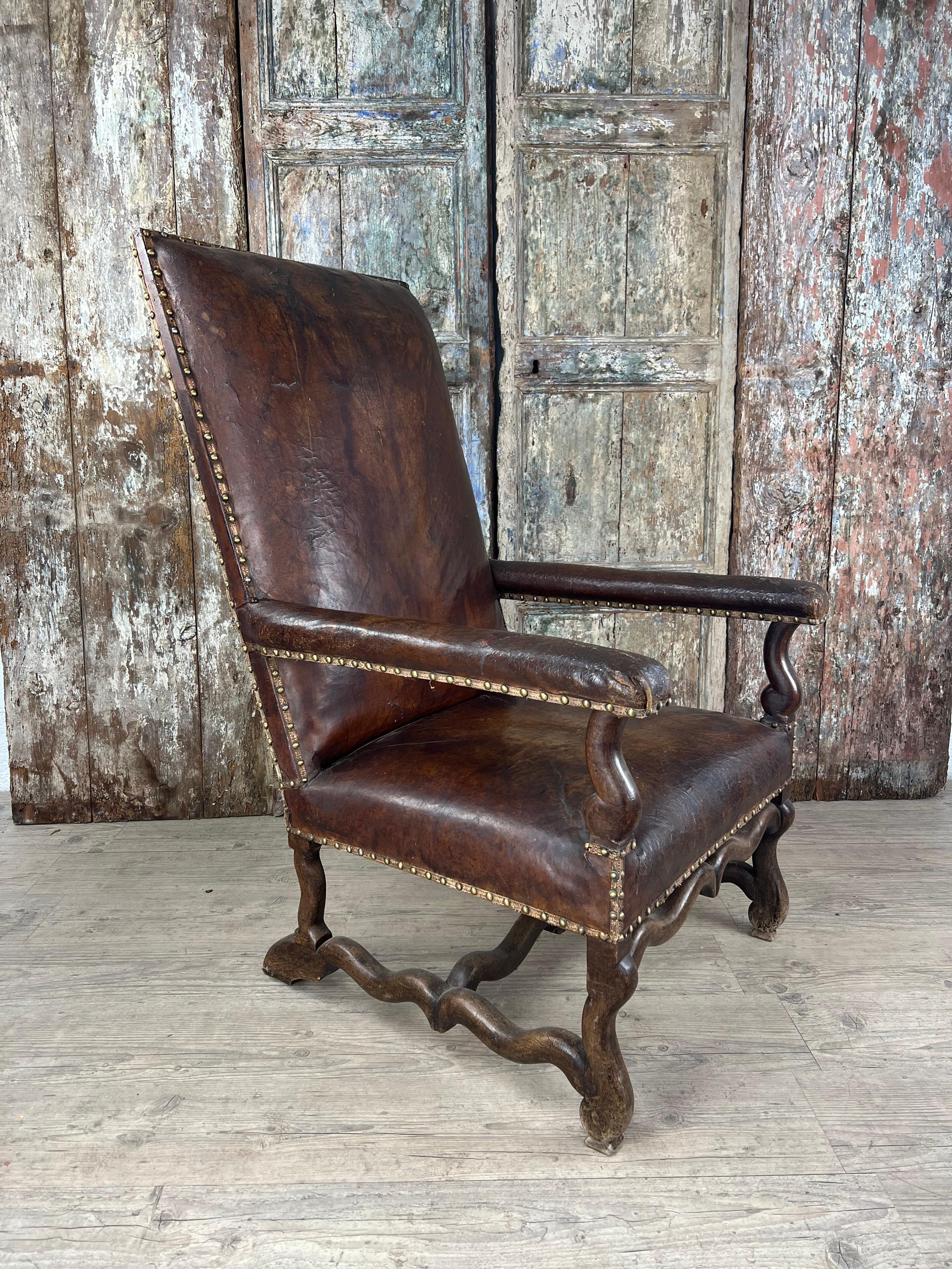 Fait main Fauteuil en cuir patiné de style Louis XIII en vente
