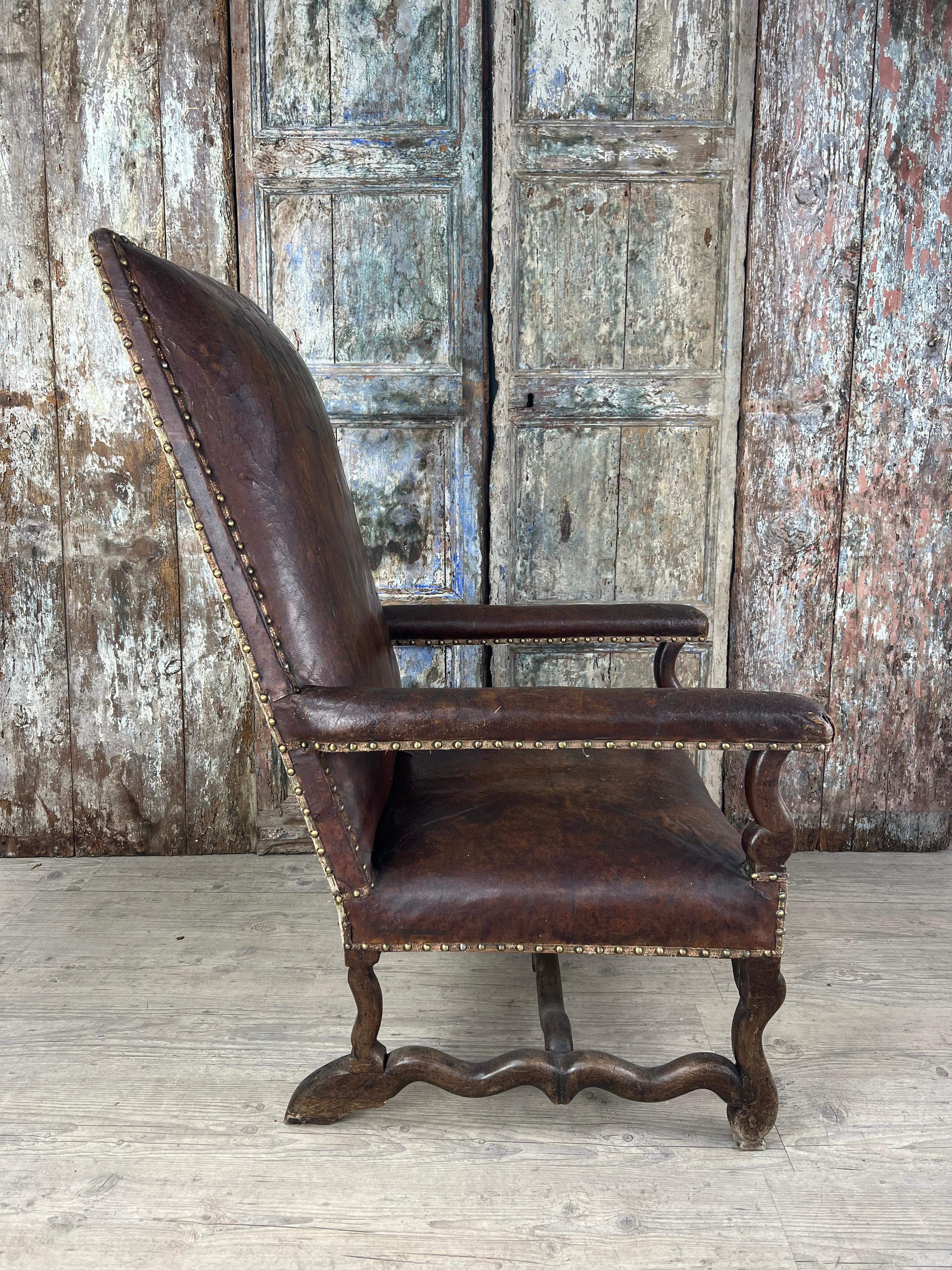 Fauteuil en cuir patiné de style Louis XIII Bon état - En vente à PARIS, FR
