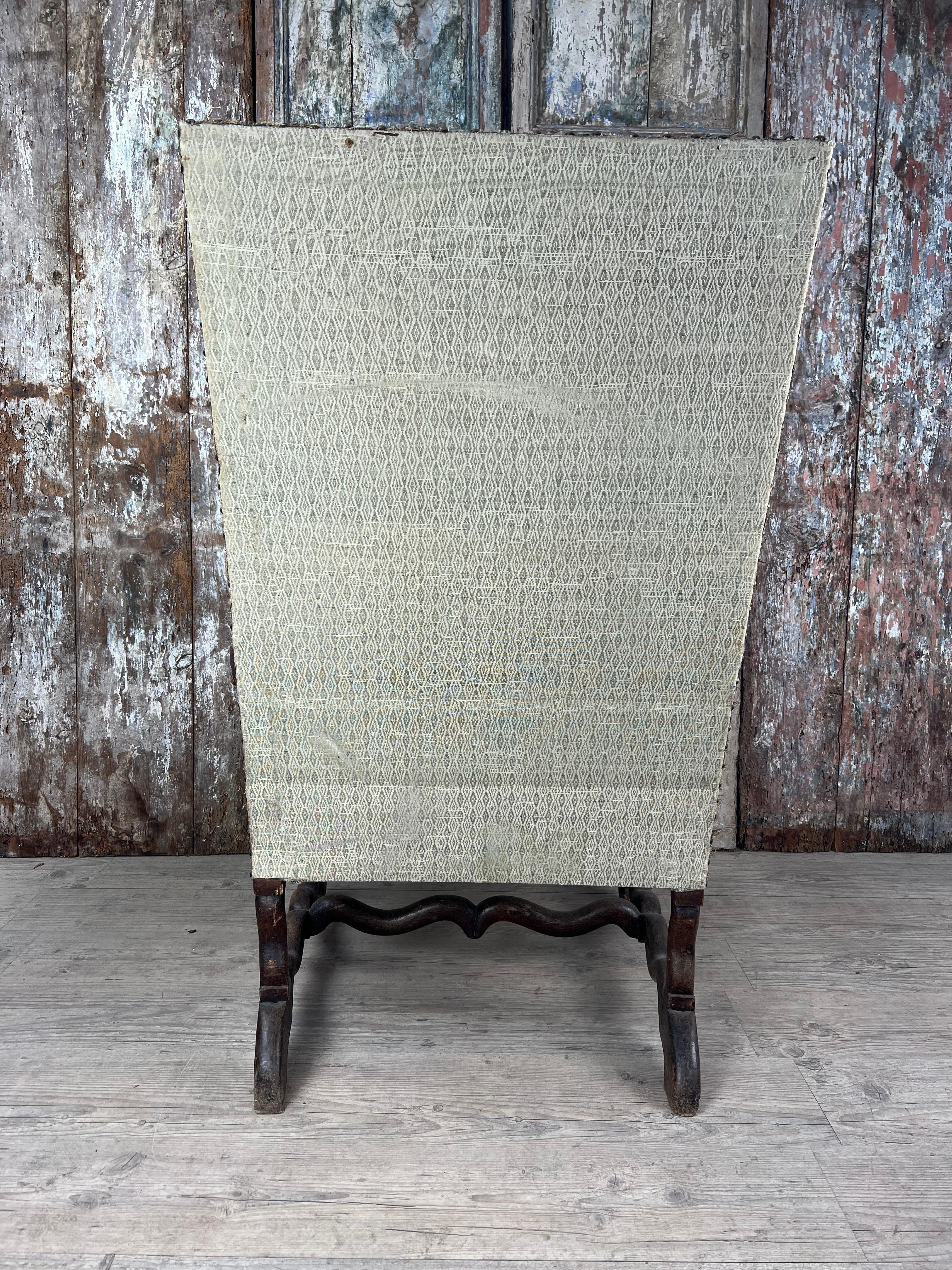 XVIIIe siècle et antérieur Fauteuil en cuir patiné de style Louis XIII en vente