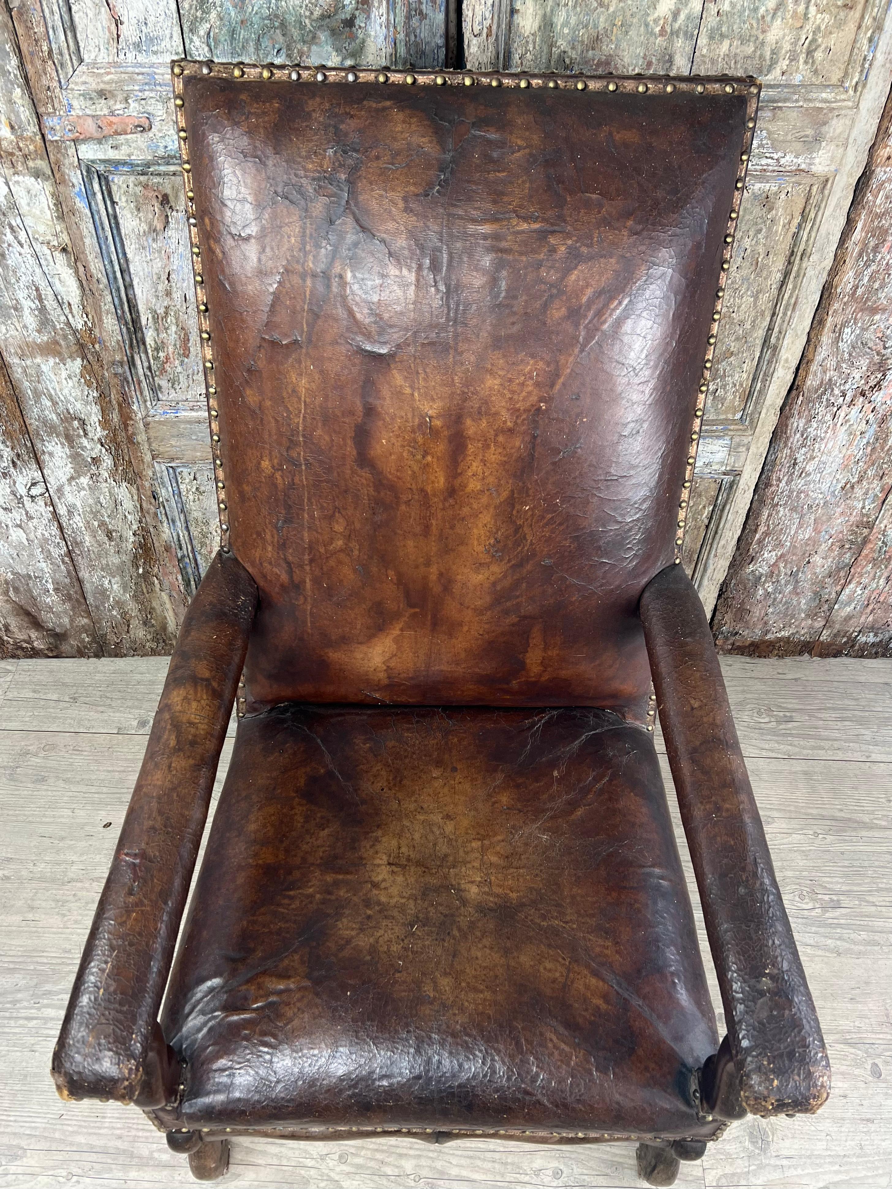 Cuir Fauteuil en cuir patiné de style Louis XIII en vente