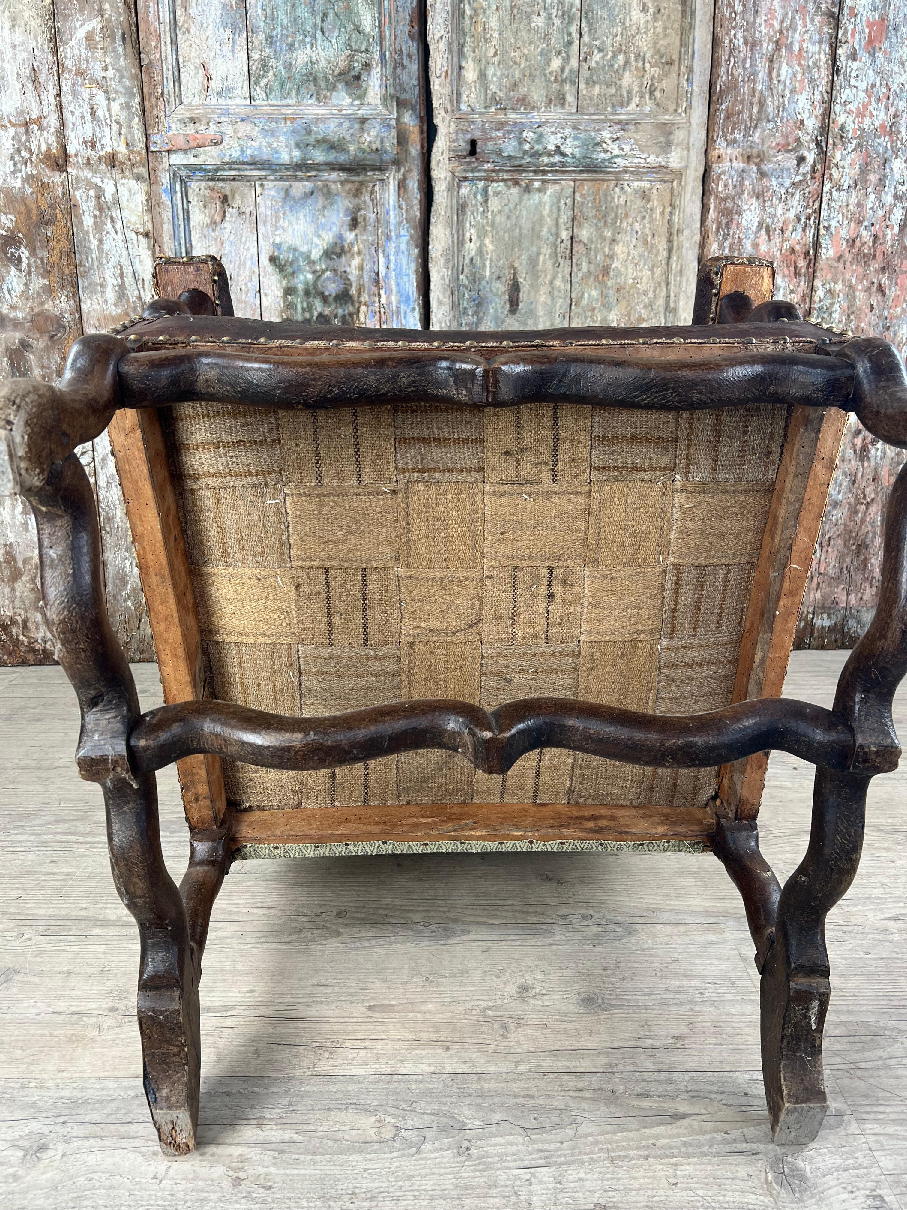 Fauteuil en cuir patiné de style Louis XIII en vente 1