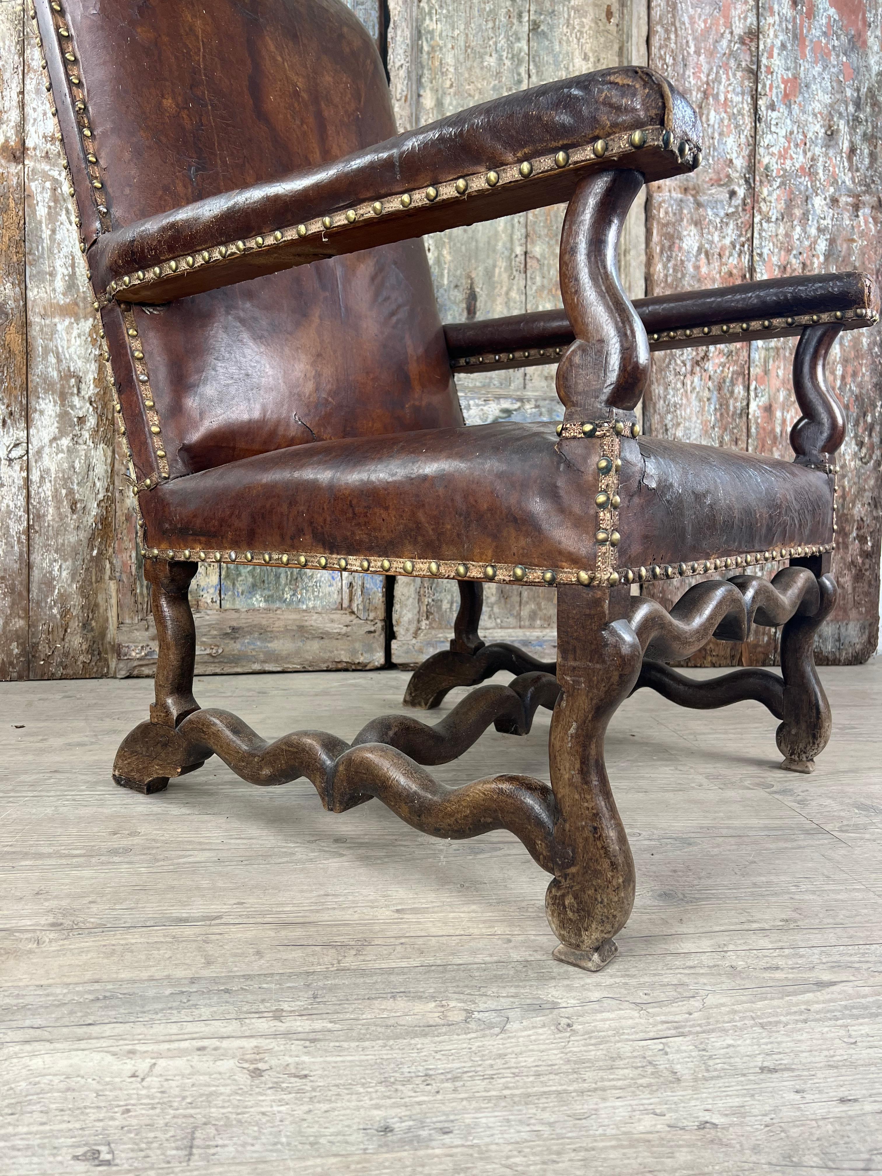 Fauteuil en cuir patiné de style Louis XIII en vente 2