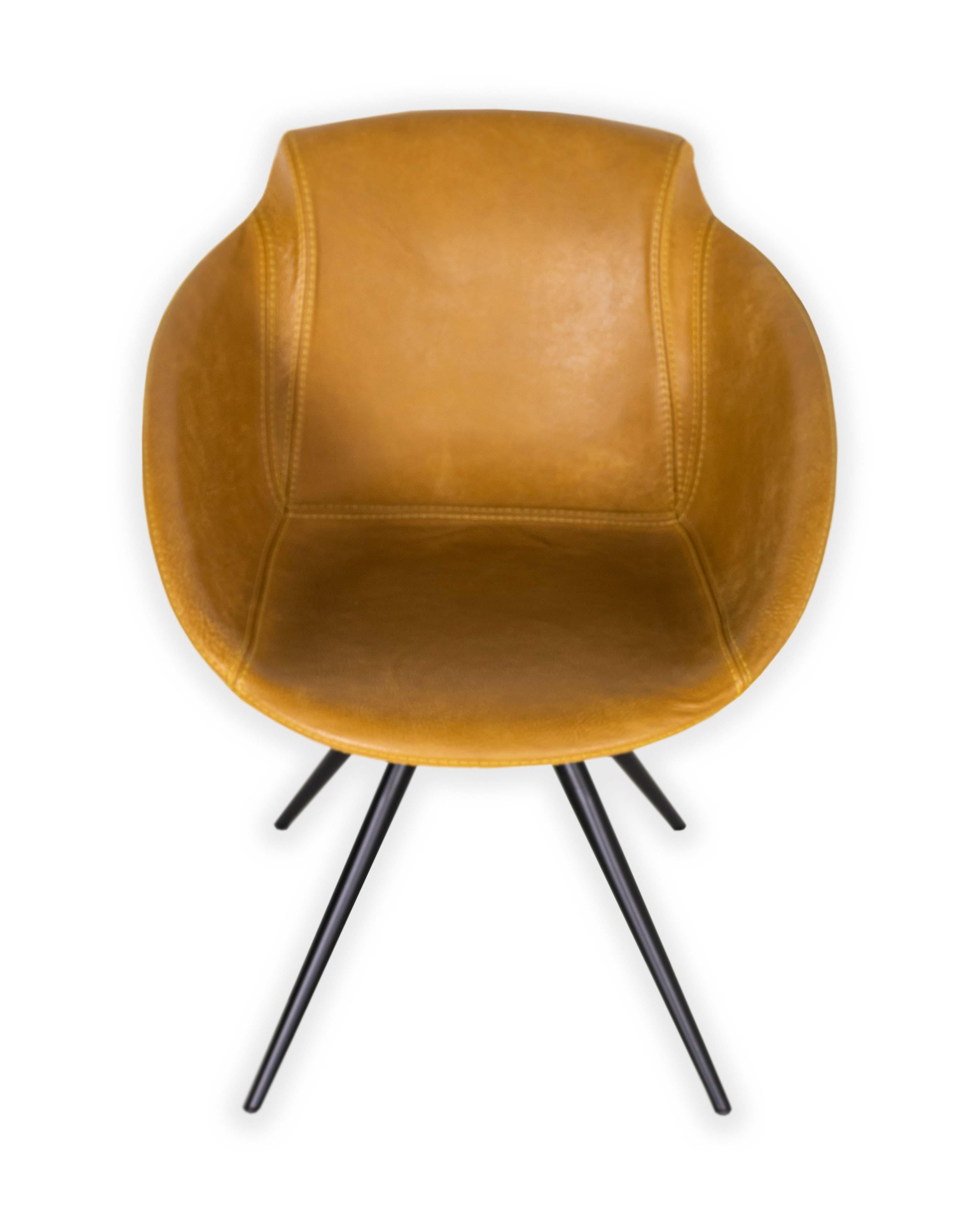 Esta silla de comedor club vintage de cuero patinado y estilo bañera es un auténtico clásico, diseñado para ofrecer comodidad y belleza. Hecho a mano en Holanda, con una estética moderna de mediados de siglo. Las patas de madera cónicas en ángulo