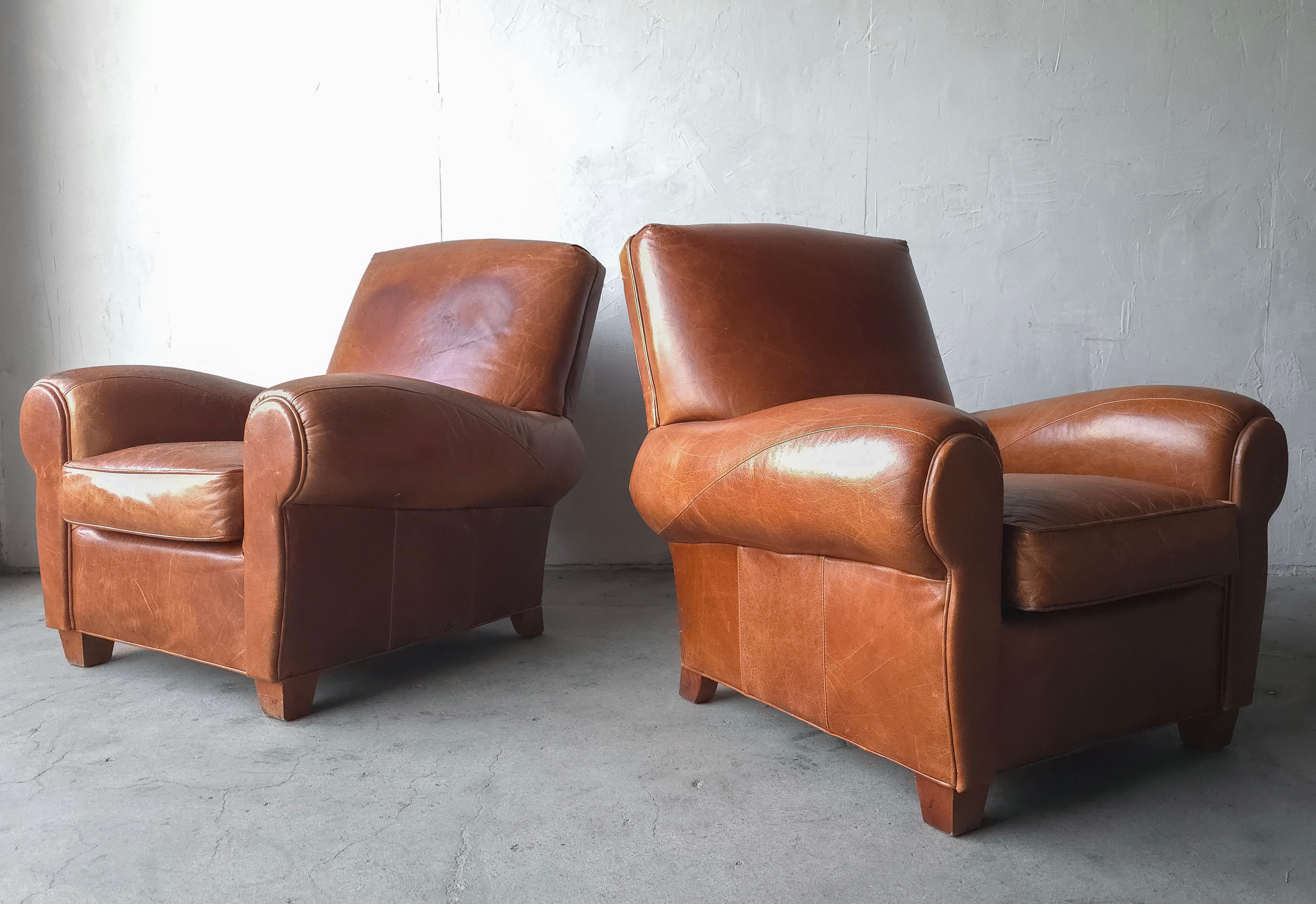 Patinated Leather Lounge Chairs en Bueno Estado en Las Vegas, NV