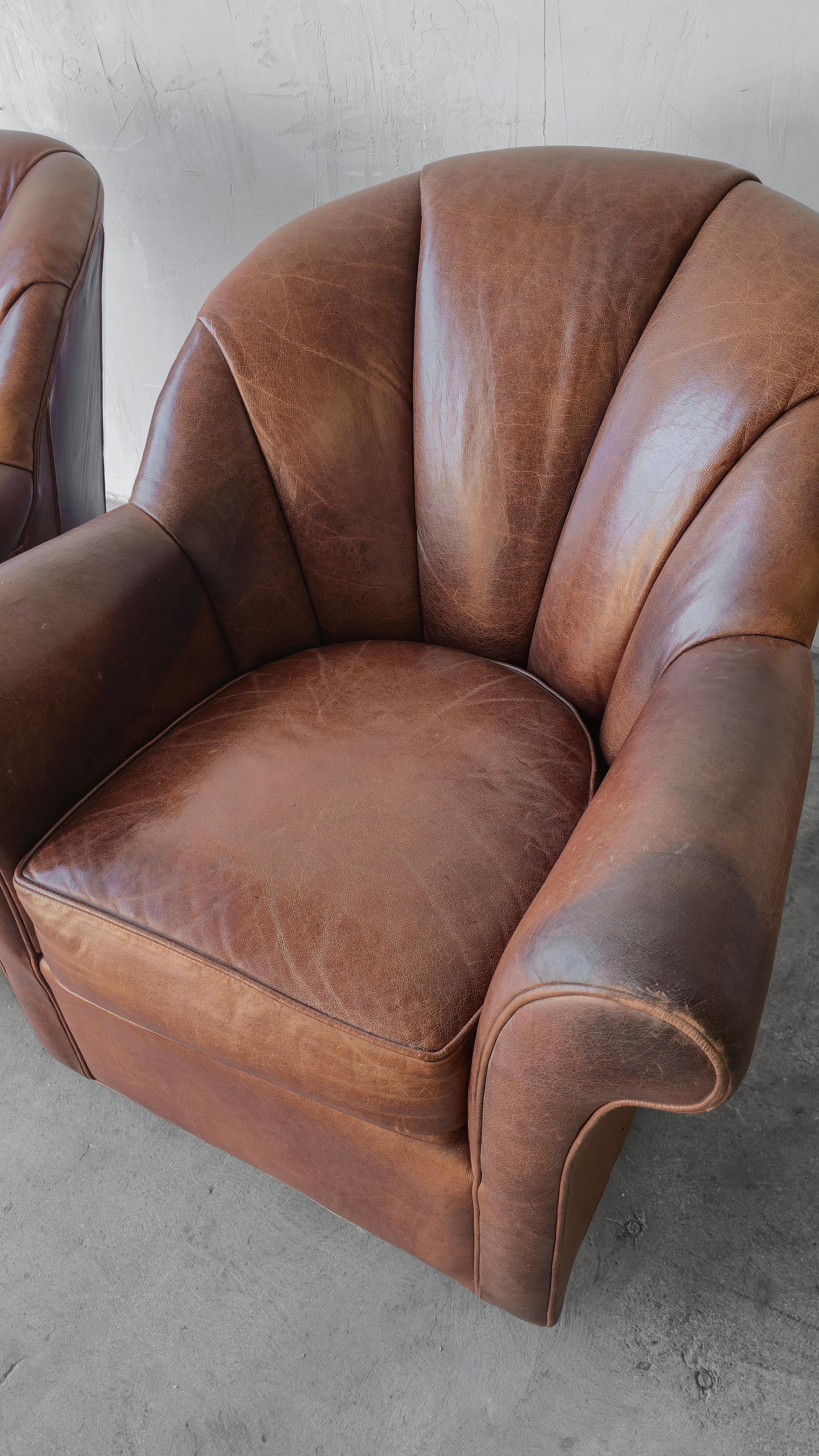 20ième siècle Chaises longues pivotantes en cuir patiné en vente