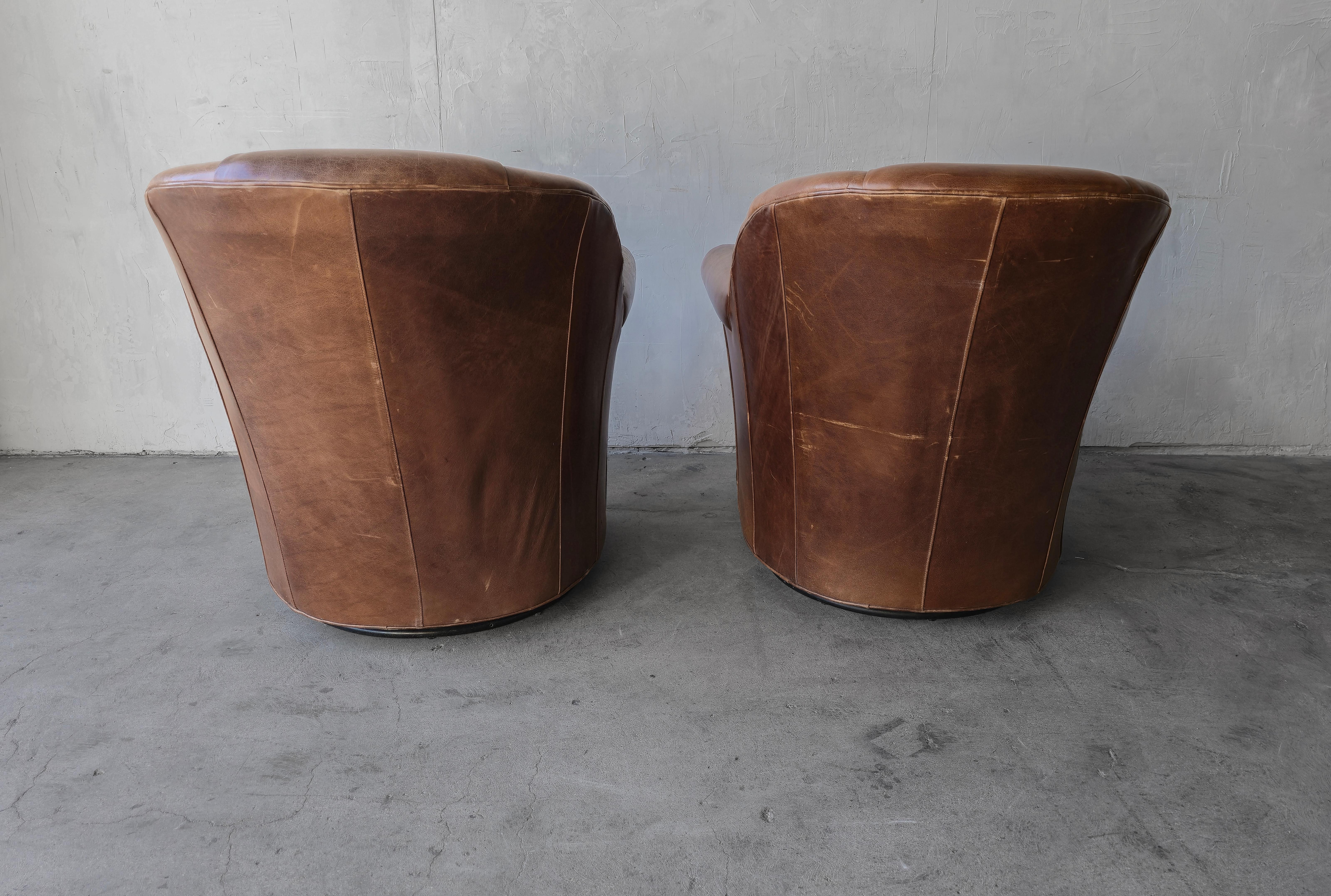 Cuir Chaises longues pivotantes en cuir patiné en vente