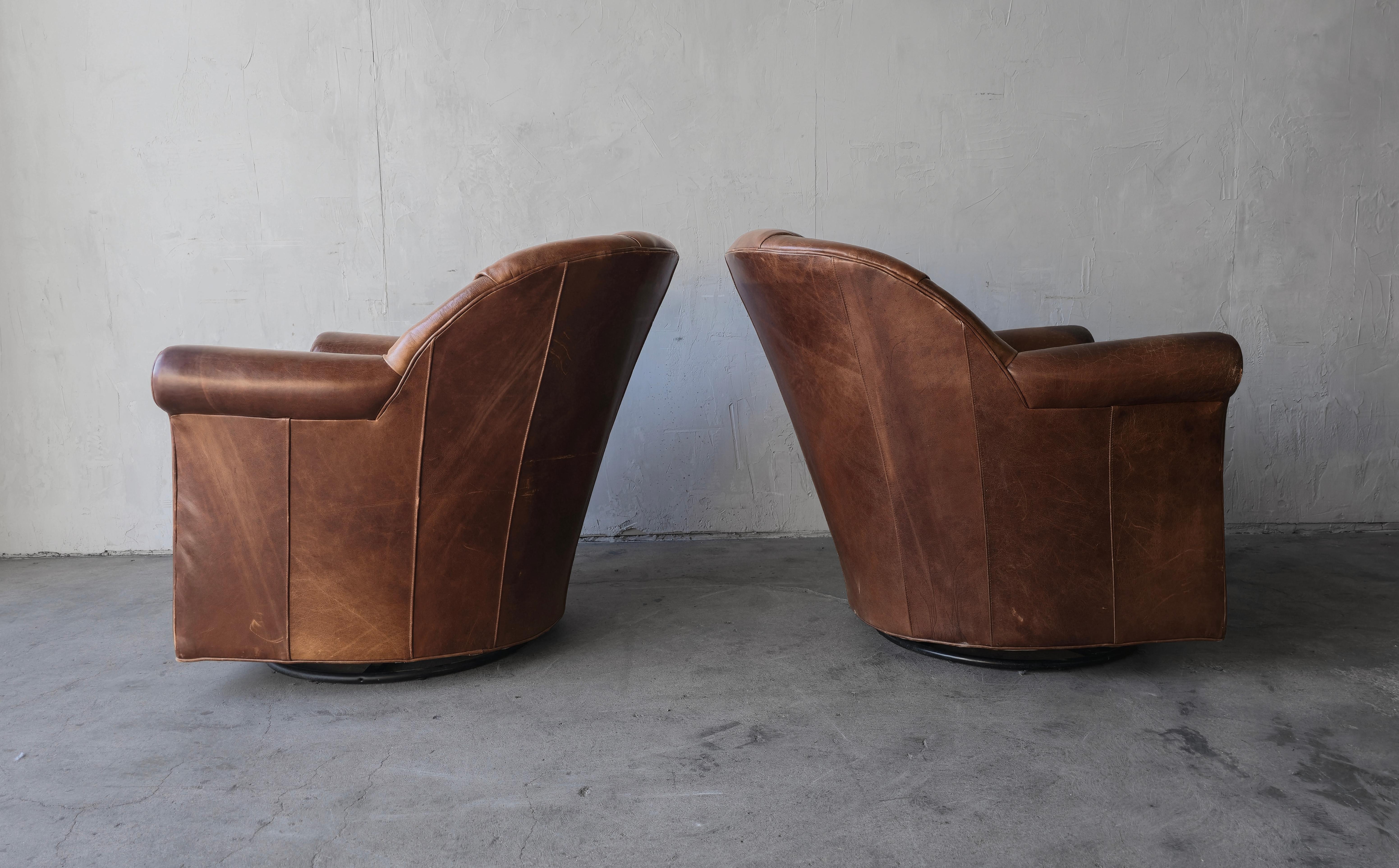 Chaises longues pivotantes en cuir patiné en vente 1