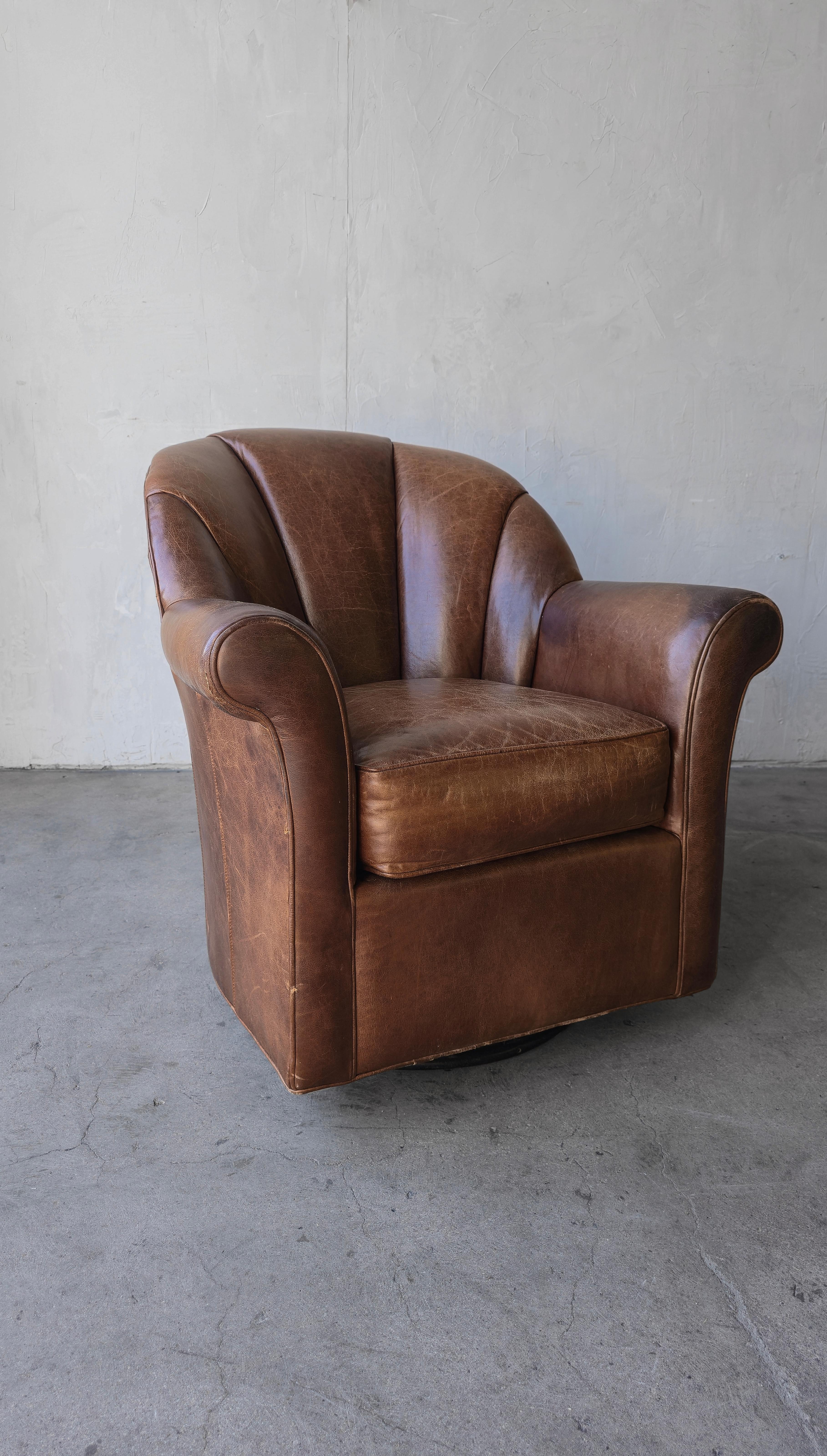 Chaises longues pivotantes en cuir patiné en vente 2