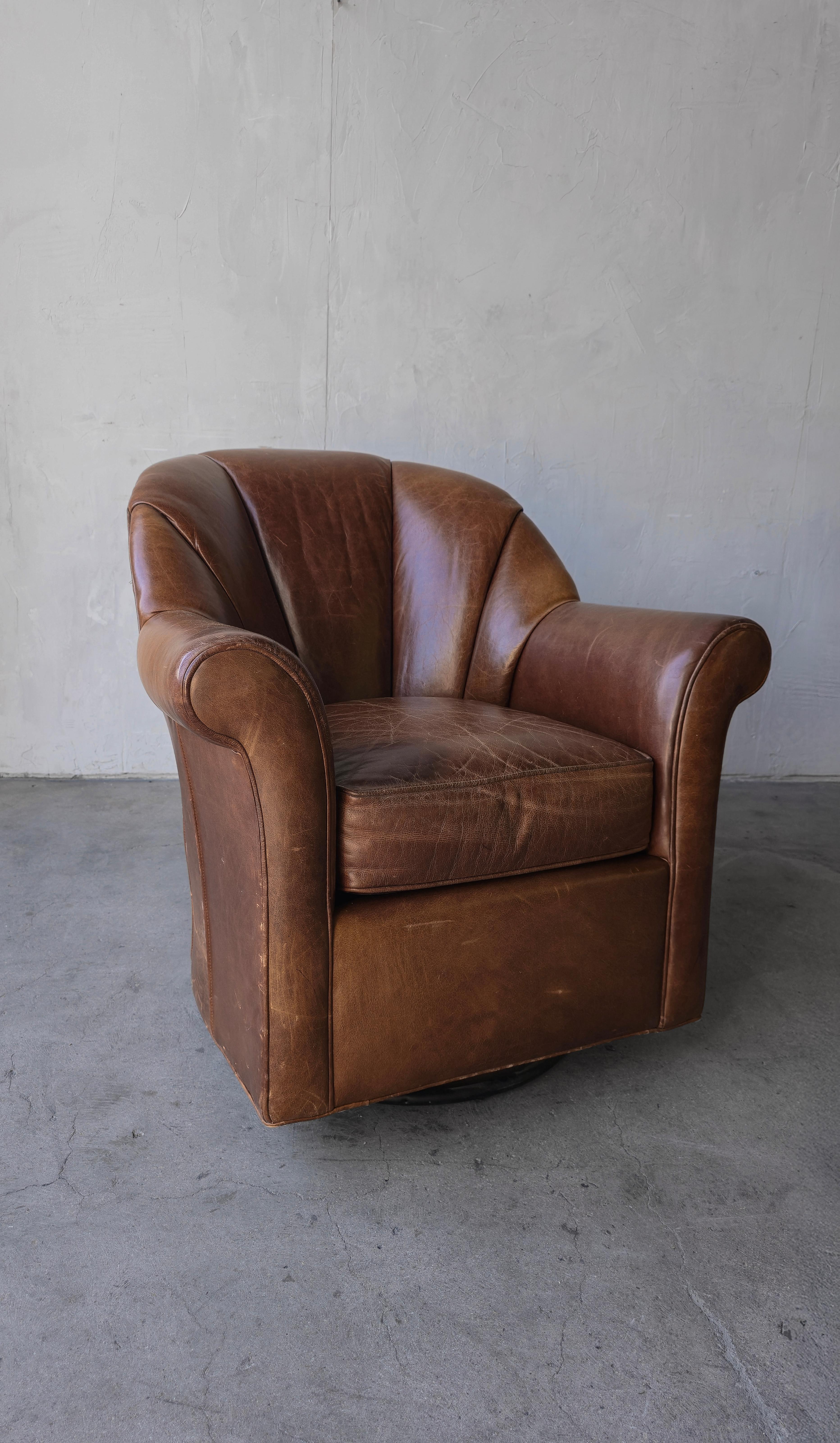 Chaises longues pivotantes en cuir patiné en vente 3