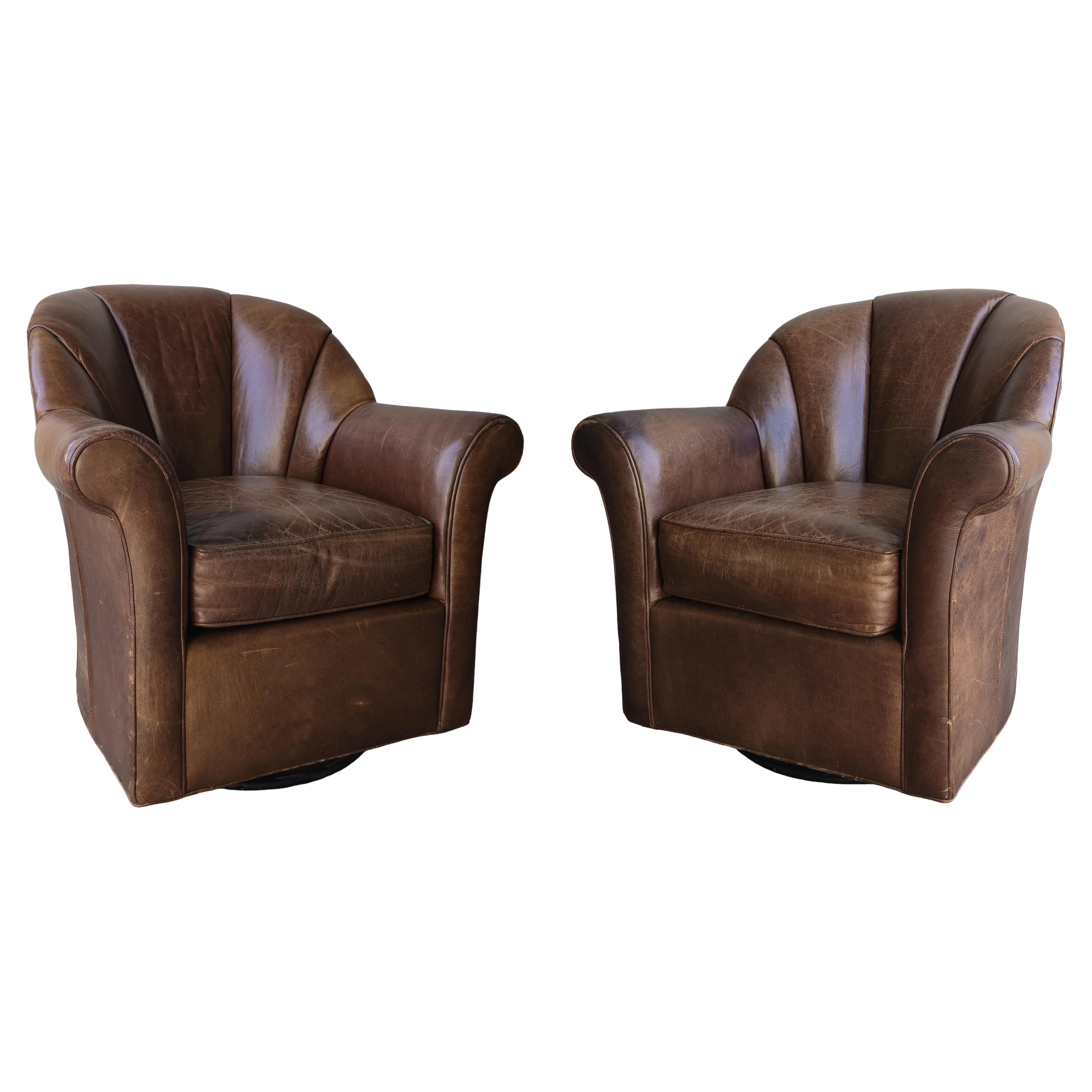 Chaises longues pivotantes en cuir patiné en vente