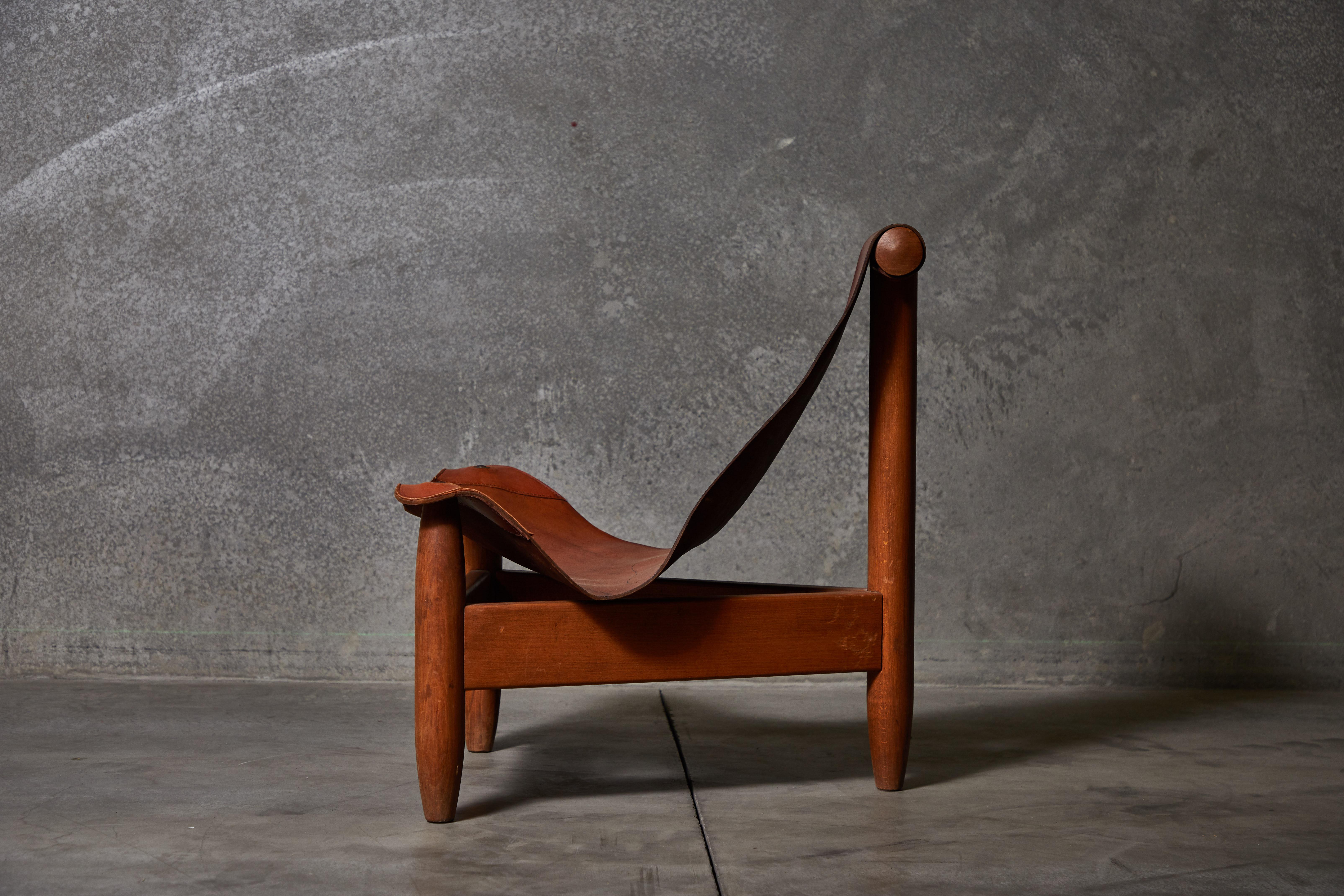 Patinated Leather Sling Chair (Mitte des 20. Jahrhunderts)