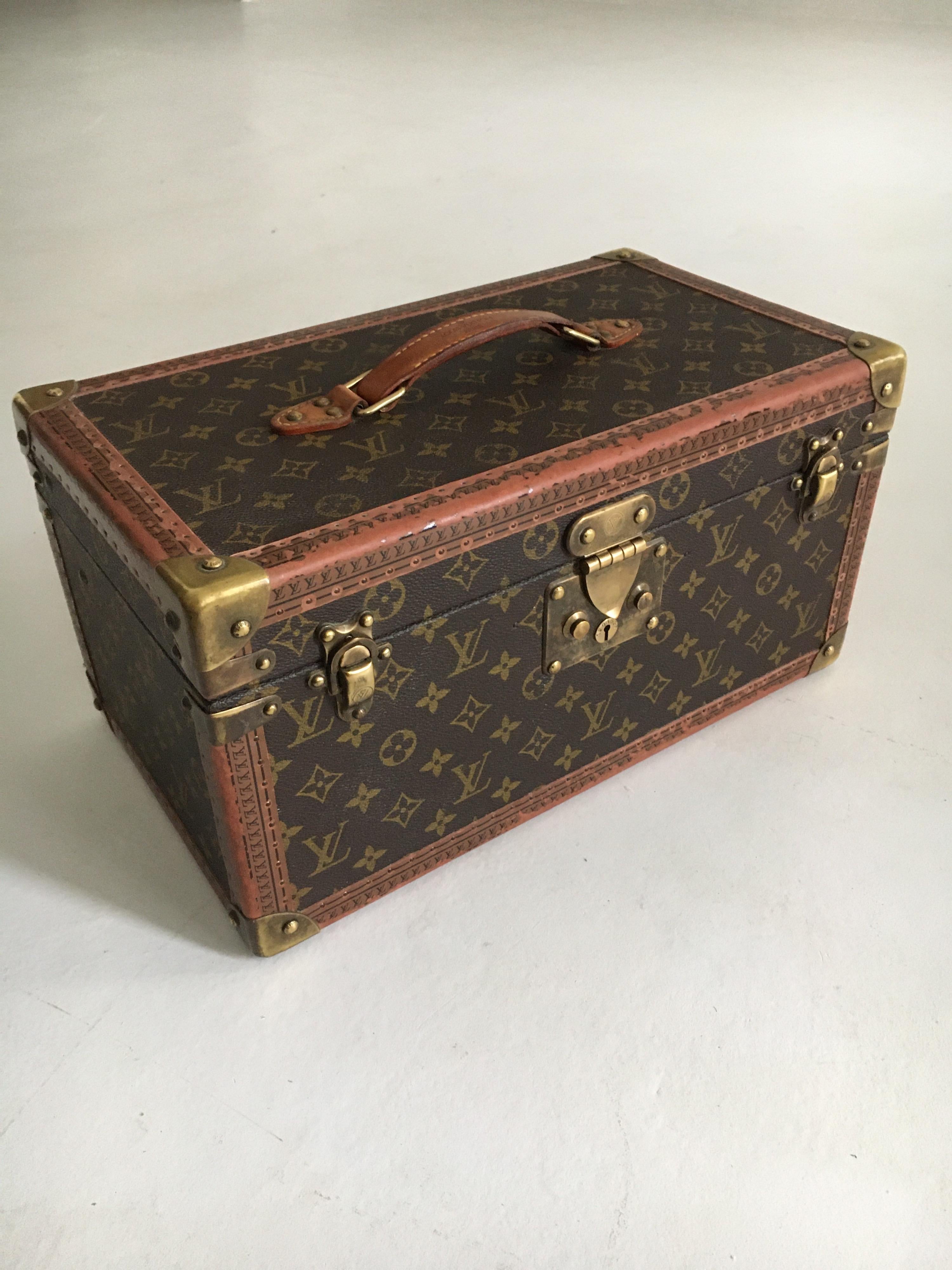 Patinated Louis Vuitton Train Case Louis Vuitton Beauty Case, France, 1990s In Fair Condition In Vienna, AT